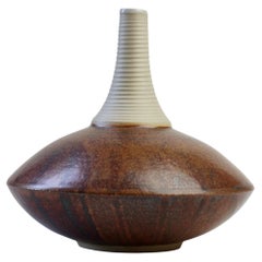 Vaso europeo di Hans Fischer realizzato a mano in ceramica smaltata marrone, 2009