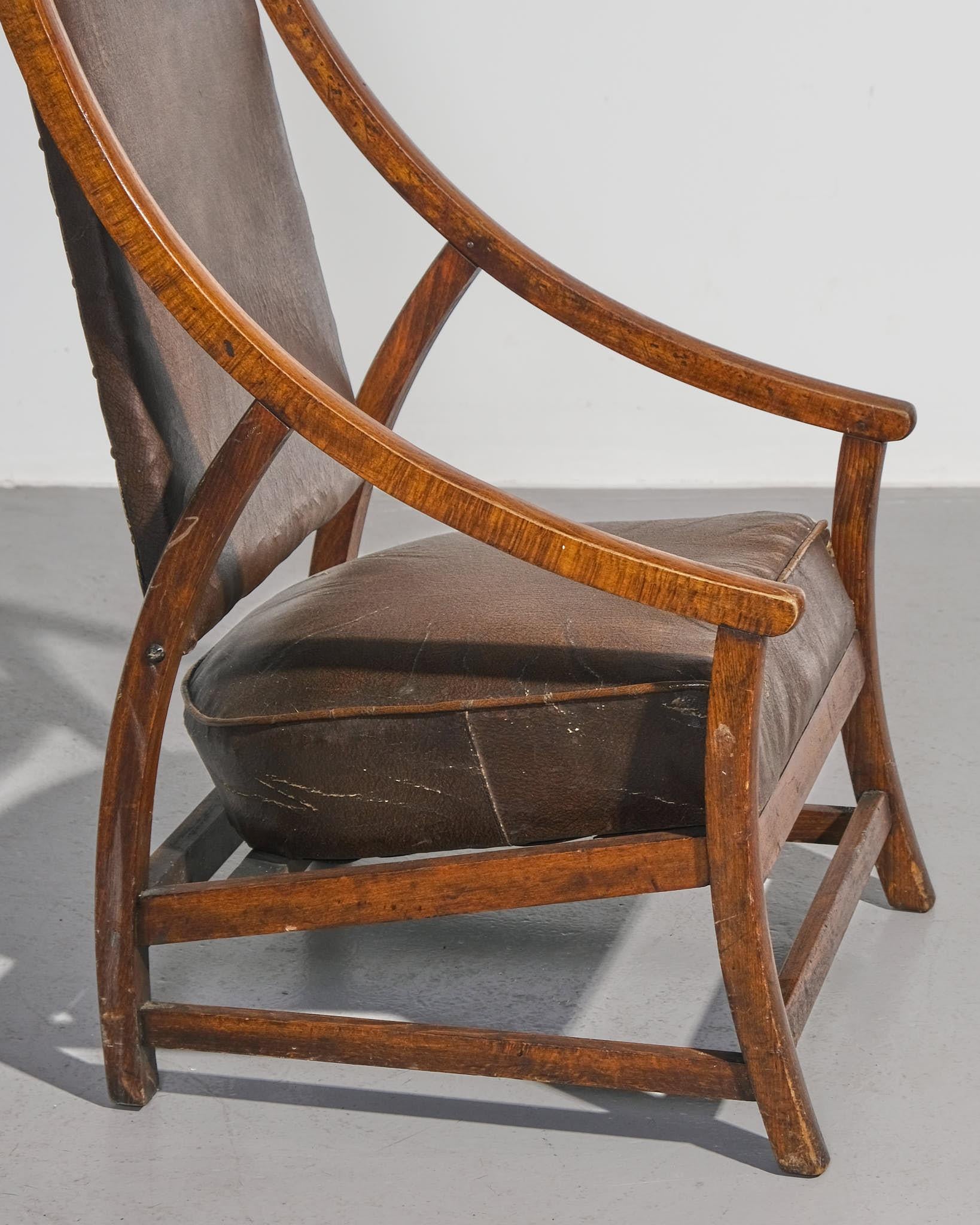 Européen Chaise de cheminée européenne à haut dossier des années 1940 en vente