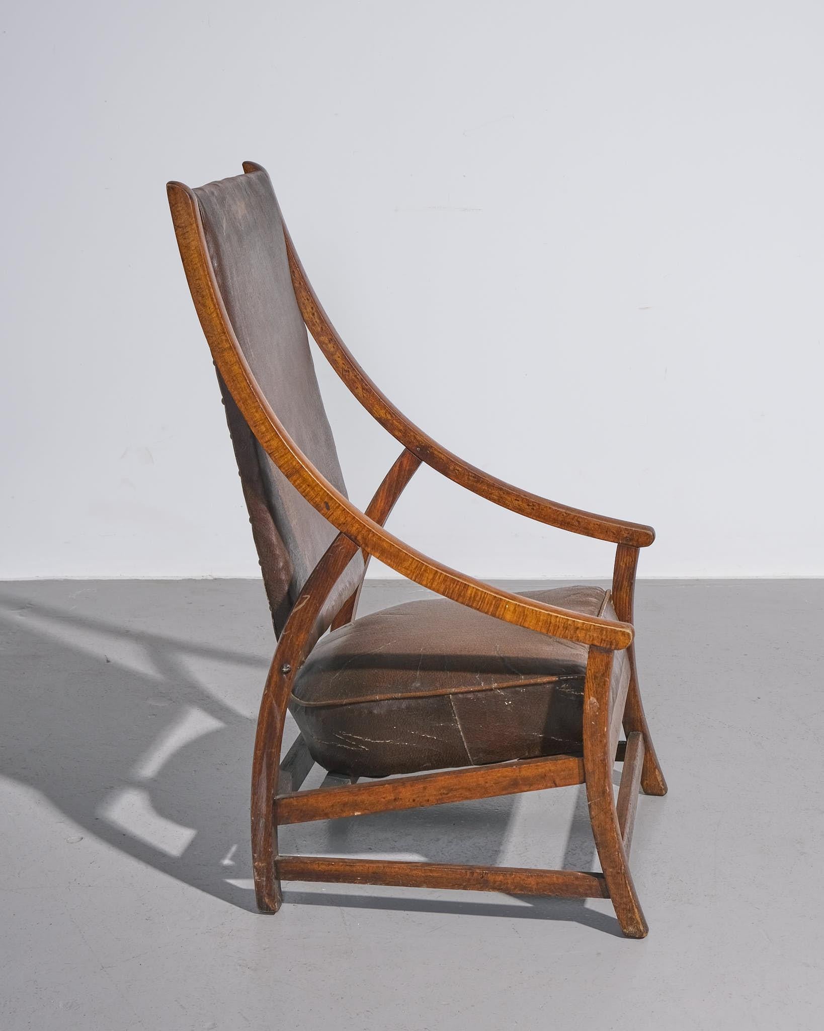 Chaise de cheminée européenne à haut dossier des années 1940 Bon état - En vente à London, GB