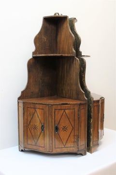 Scaffali ad angolo in Wood con intarsio europeo