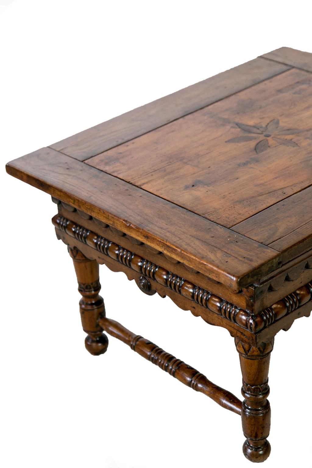 Mesa baja europea de madera de frutal con incrustaciones en venta 4