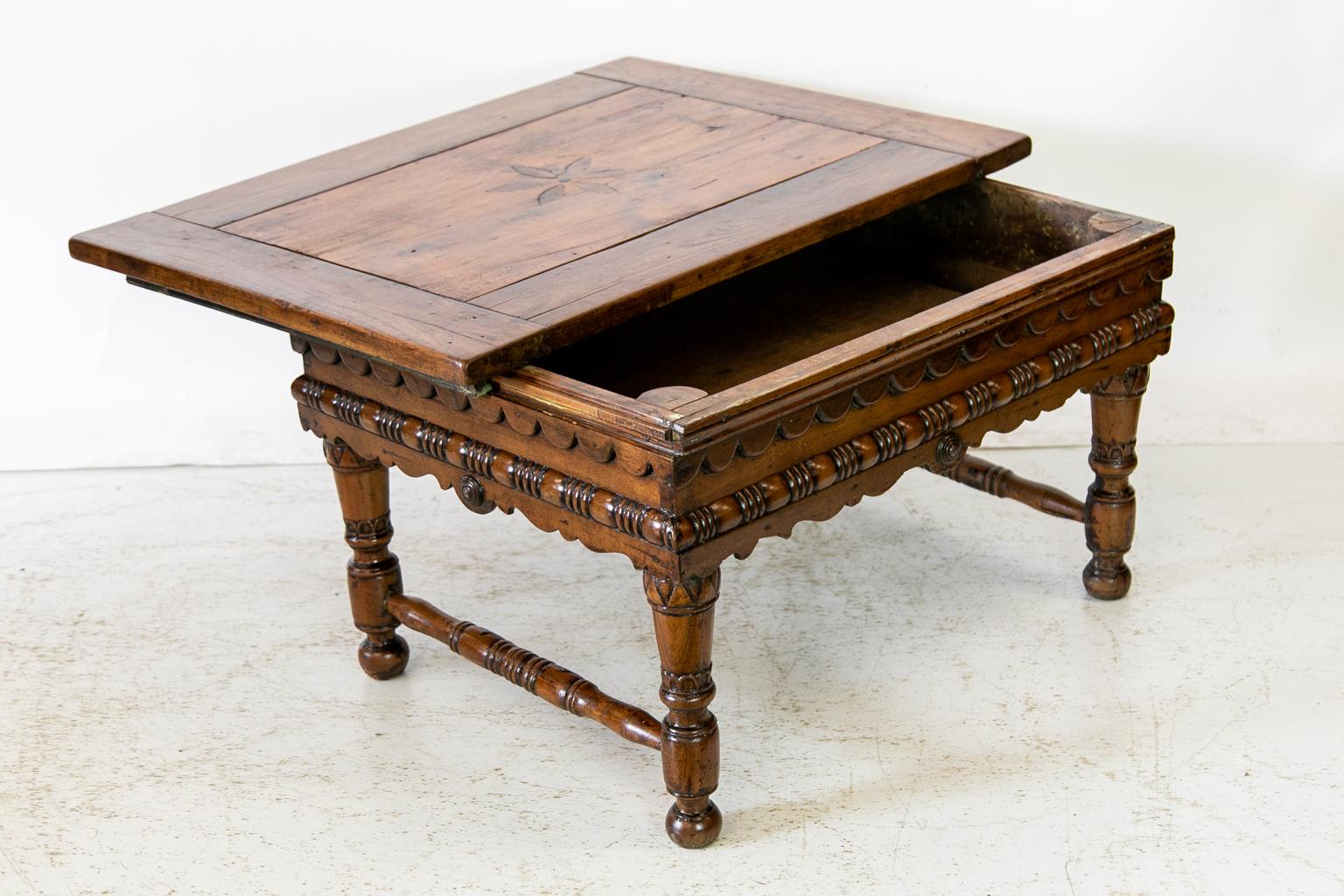 Mesa baja europea de madera de frutal con incrustaciones en venta 2