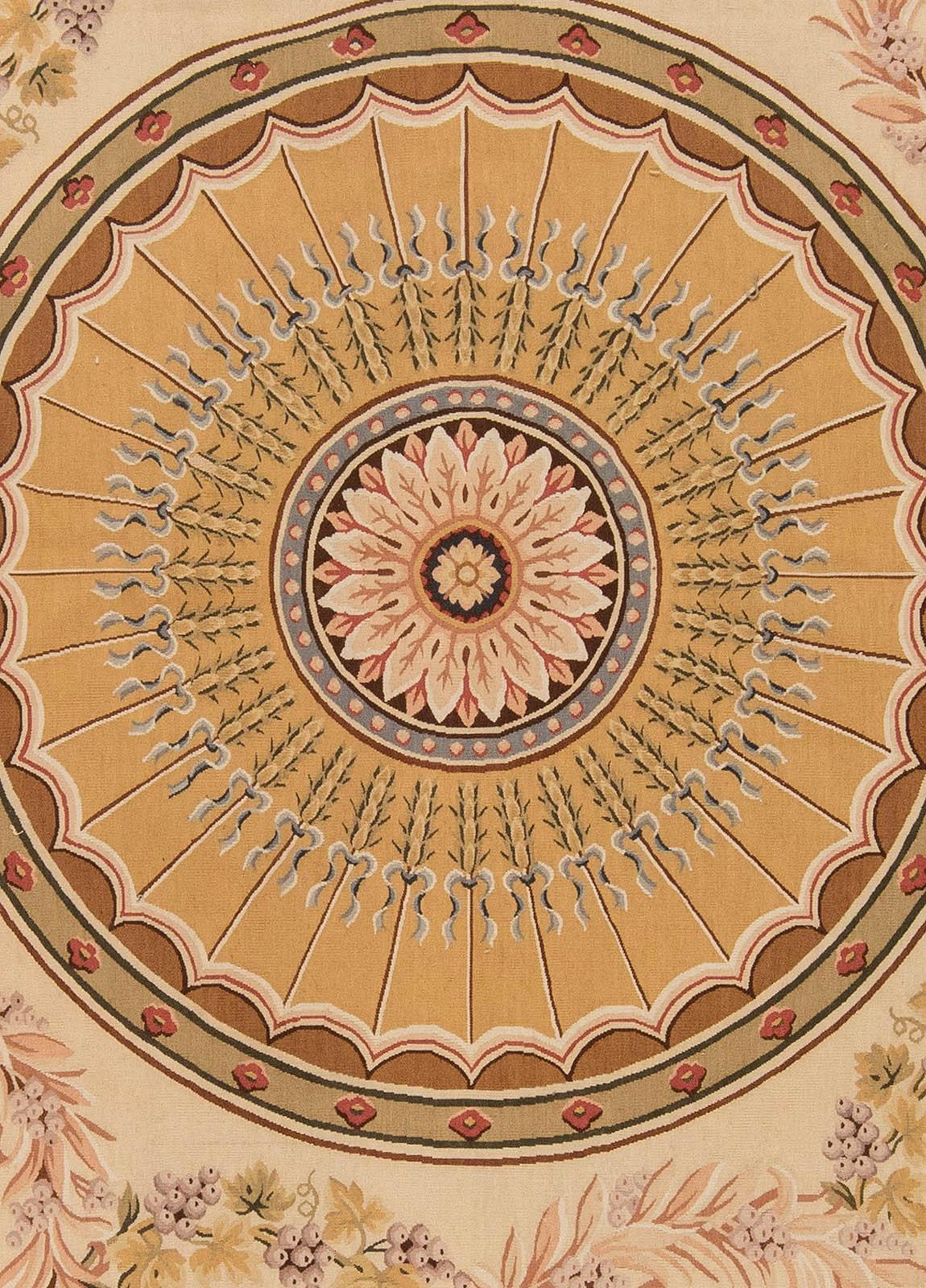 Tappeto Aubusson di ispirazione europea realizzato a mano in lana da Doris Leslie Blau.
Dimensioni: 9'7