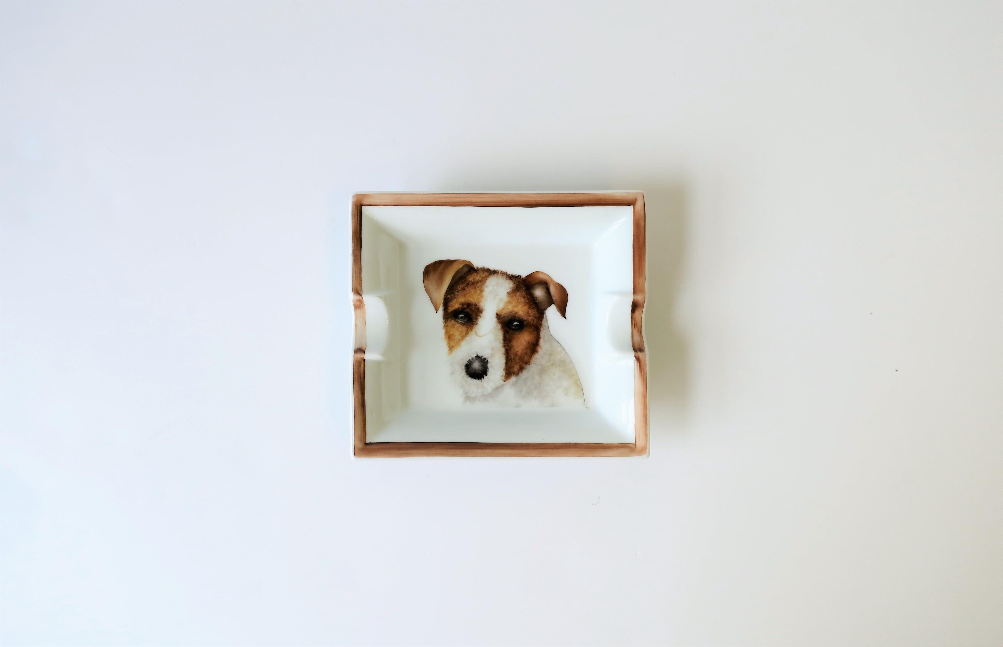 Ein großer Jack Russell Terrier Hund handbemalt Porträt Porzellan Tablett vide-poche (catch-all) oder Zigarre Aschenbecher:: ca. frühen 21. Jahrhundert:: Spanien. Ein schönes Porträt des kultigen Jack Russell Terriers. Gezeichnet 