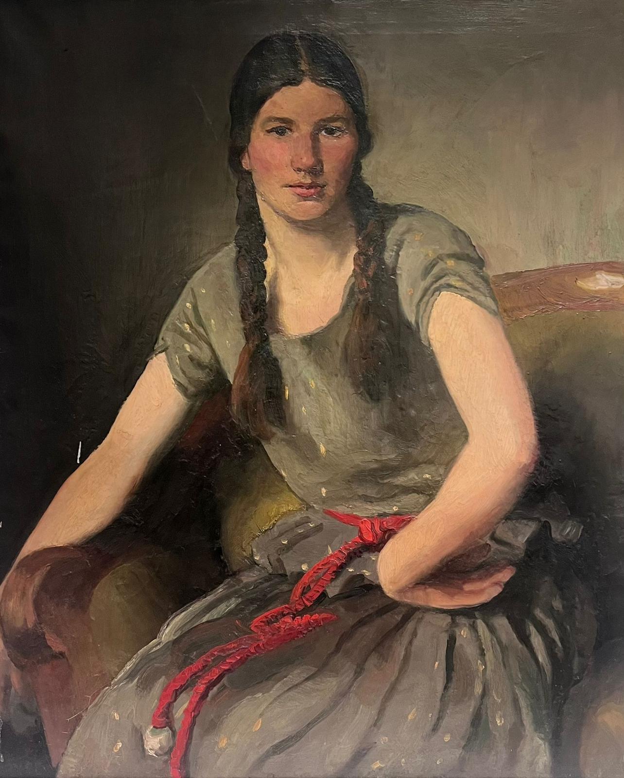 European Late 19thC Figurative Painting – Großes antikes europäisches Porträt eines Mädchens mit Plaketten in Haar, Öl auf Leinwand