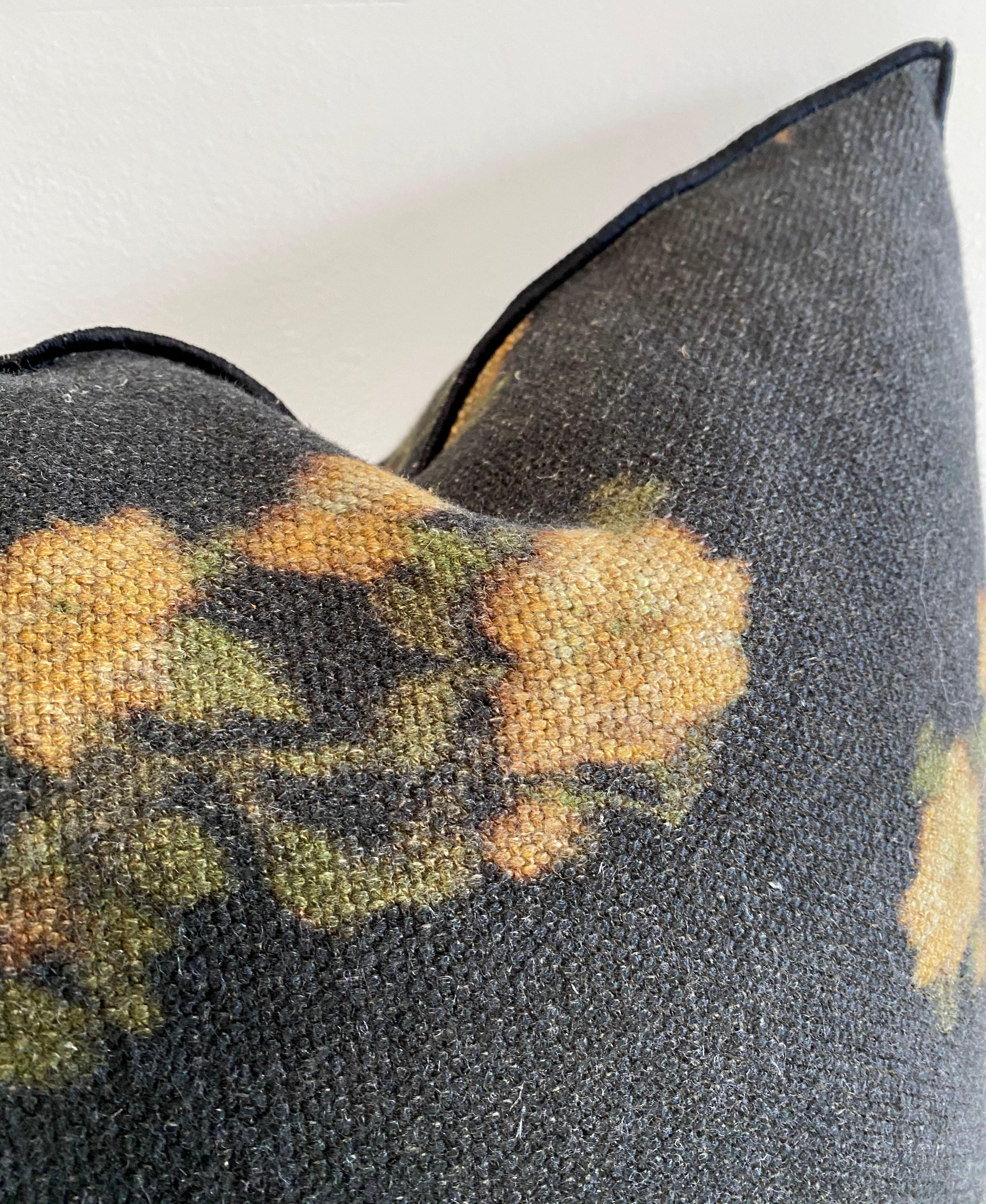 Européen Coussin décoratif Wabi Sabi en lin français avec roses en vente