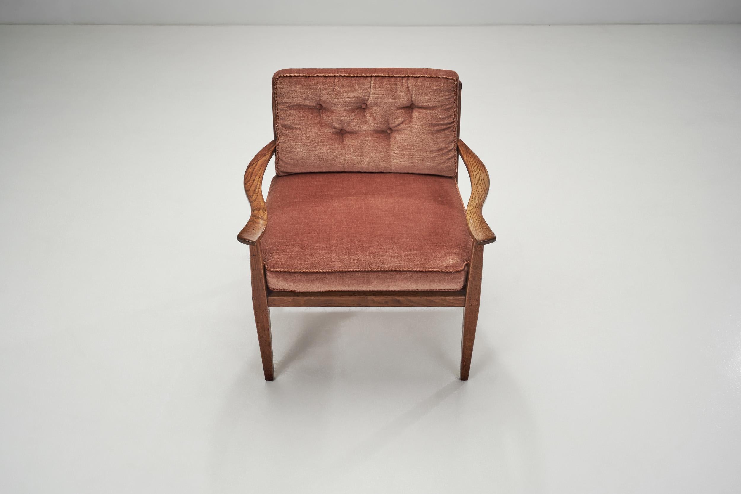 Sillón europeo de respaldo bajo con asiento tapizado, Europa, ca. 1950 mediados del siglo XX en venta