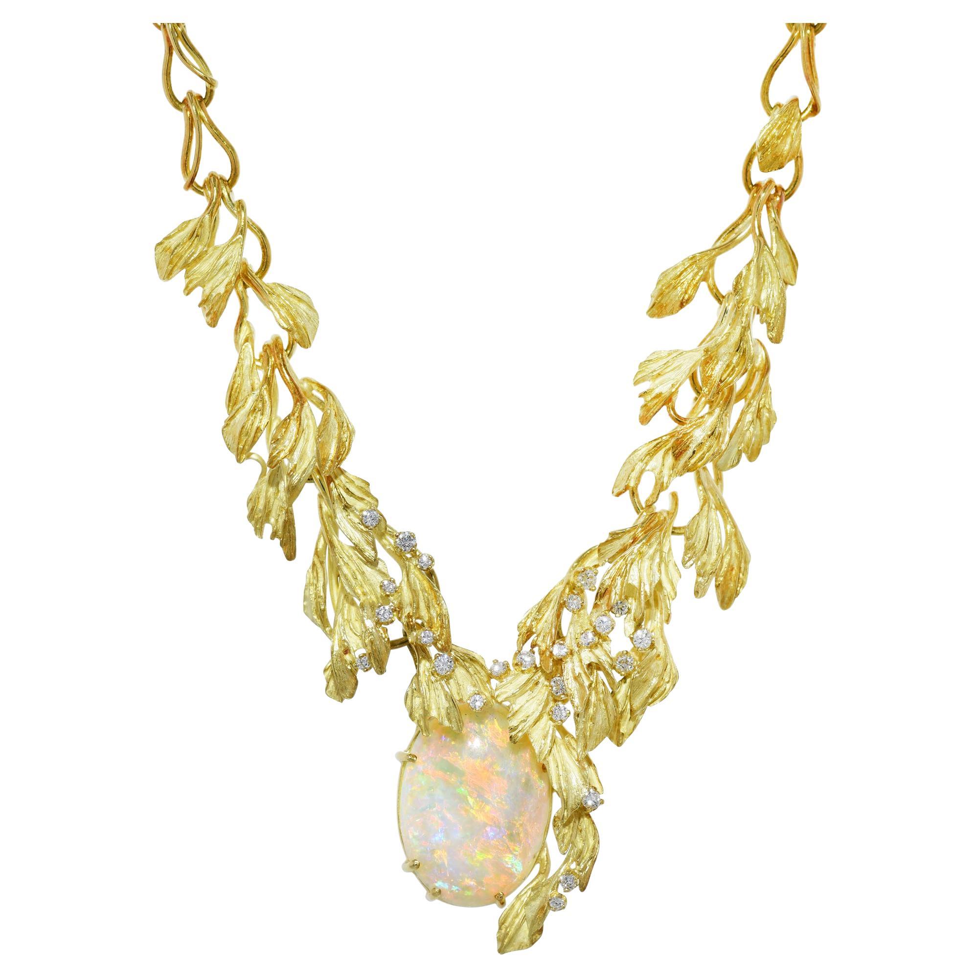 Collier en or jaune 18 carats avec opale d'Australie de fabrication européenne en vente