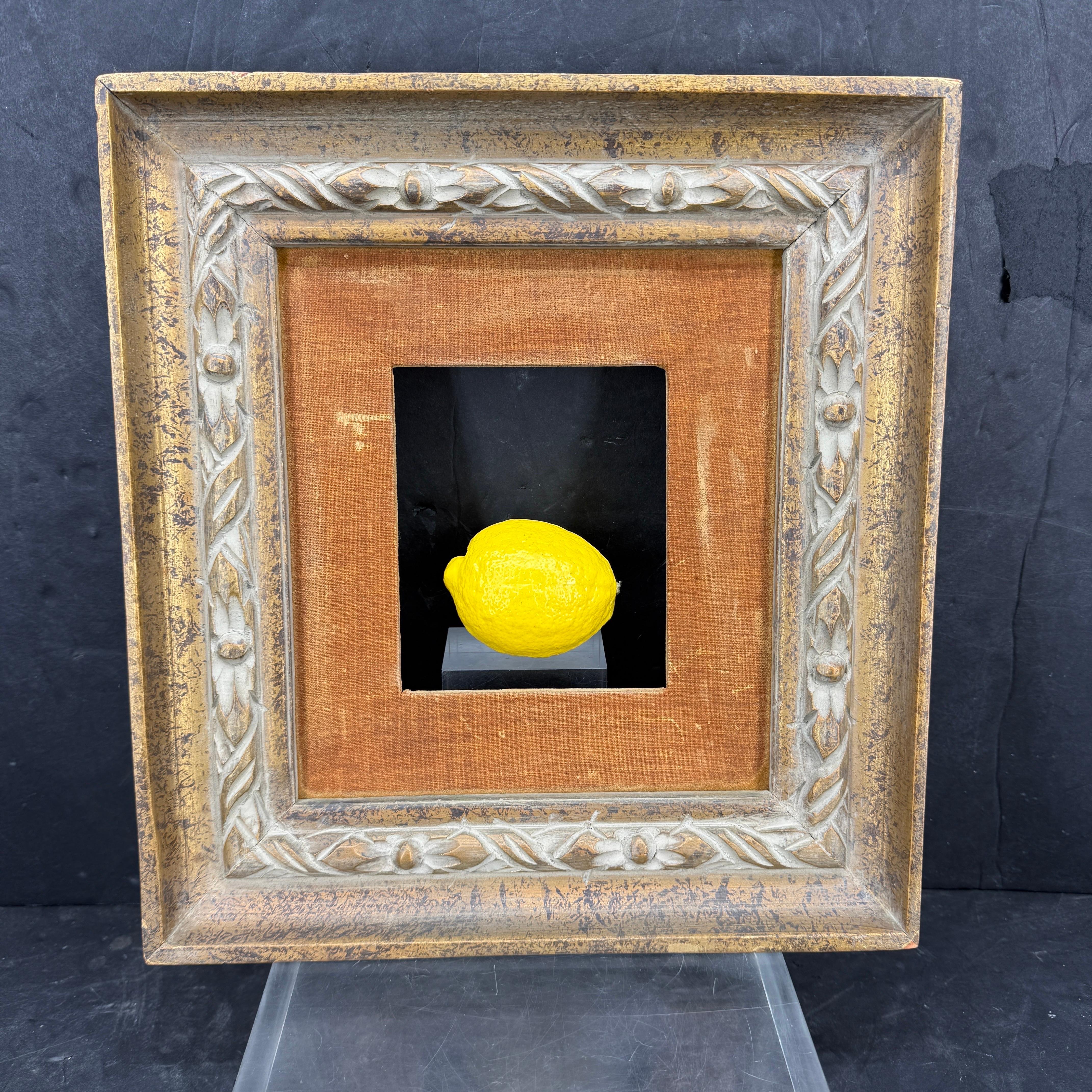 Wie auf einer europ�äischen Einkaufsreise gefunden, ein fabelhafter rechteckiger Zierrahmen aus Holz mit fantastischer Vergoldung. Dieser verzierte Rahmen hat seine ursprüngliche orangefarbene Samtauskleidung, die Kunstwerke 5 bis 5,25 Zoll von 6 bis