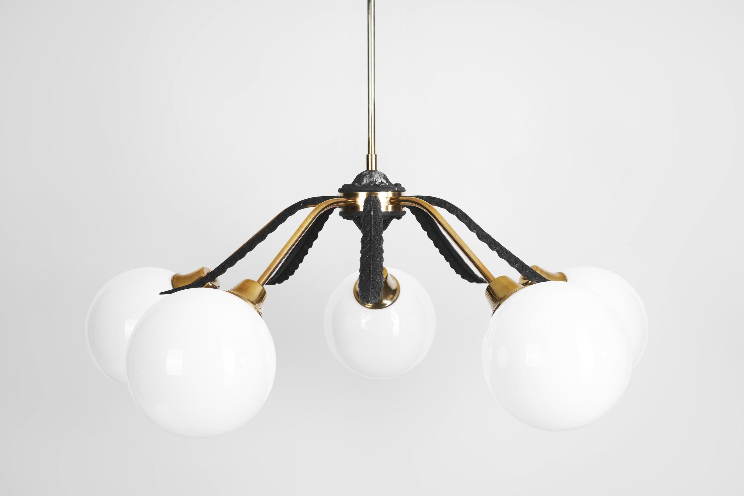 Lustre en laiton à motif de feuilles, Europe vers les années 1950 en vente 3