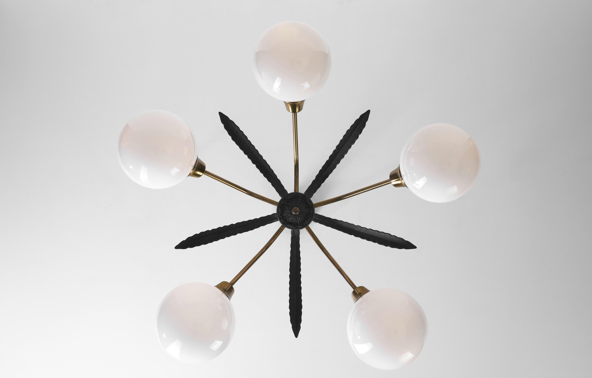 Lustre en laiton à motif de feuilles, Europe vers les années 1950 en vente 10