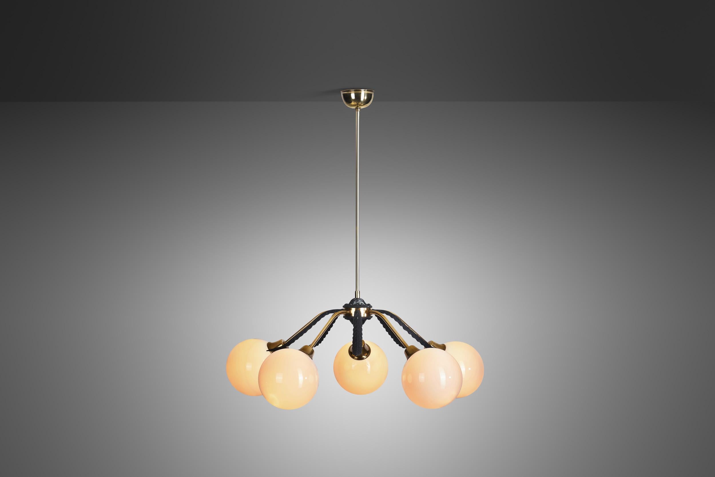 Européen Lustre en laiton à motif de feuilles, Europe vers les années 1950 en vente
