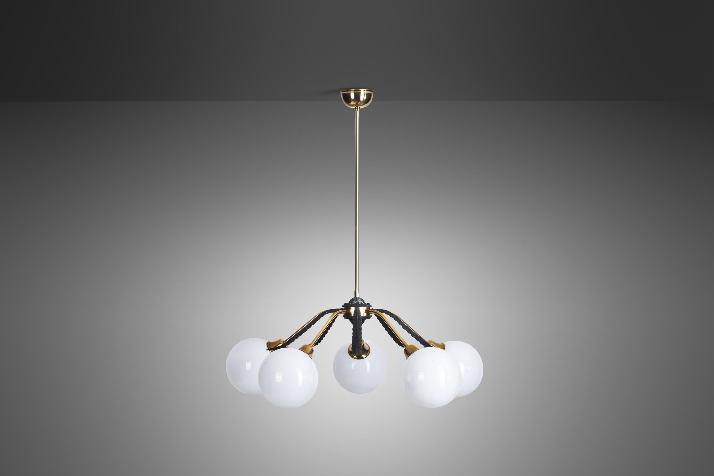 Lustre en laiton à motif de feuilles, Europe vers les années 1950 Bon état - En vente à Utrecht, NL
