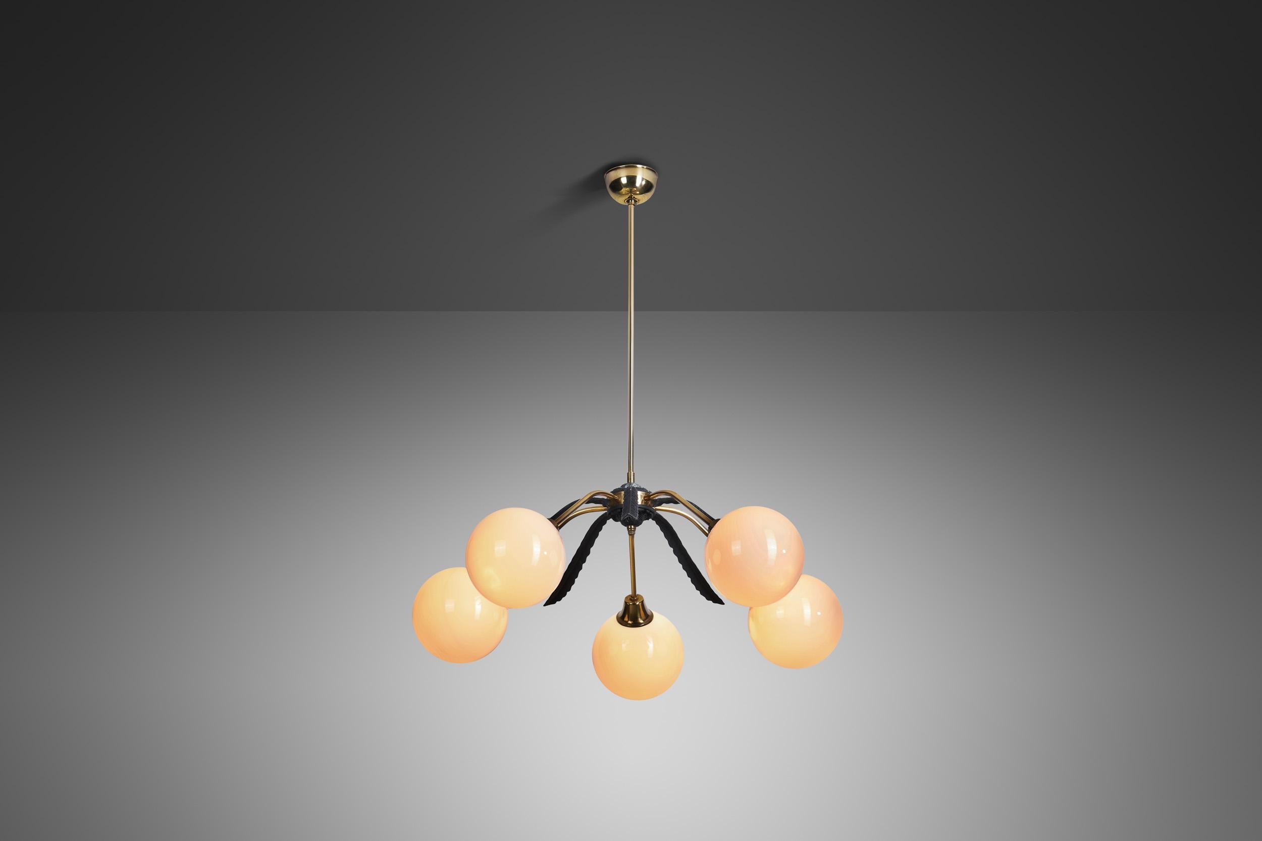 Milieu du XXe siècle Lustre en laiton à motif de feuilles, Europe vers les années 1950 en vente