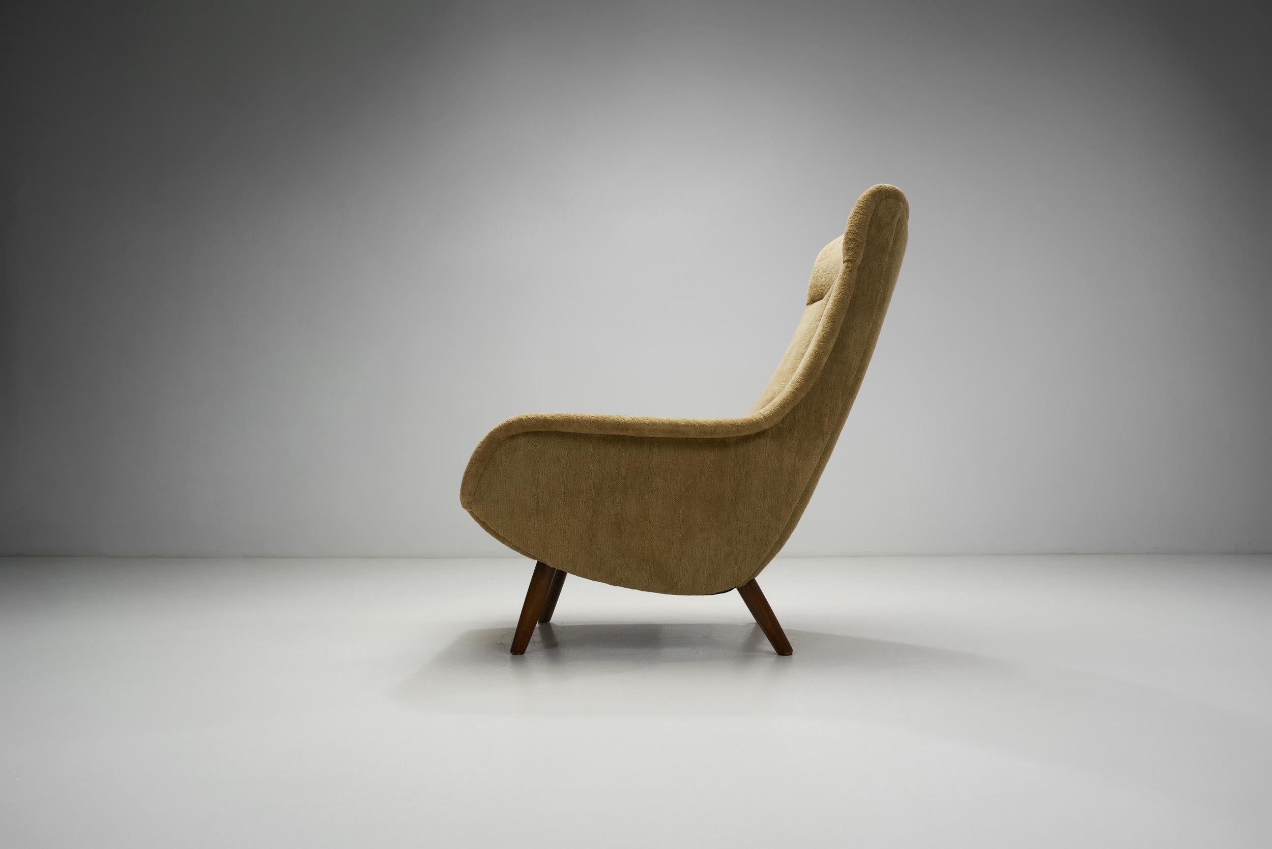 European Mid-Century Modern Lounge Chair with Beech Wood Legs, Europe 1960s For Sale 9