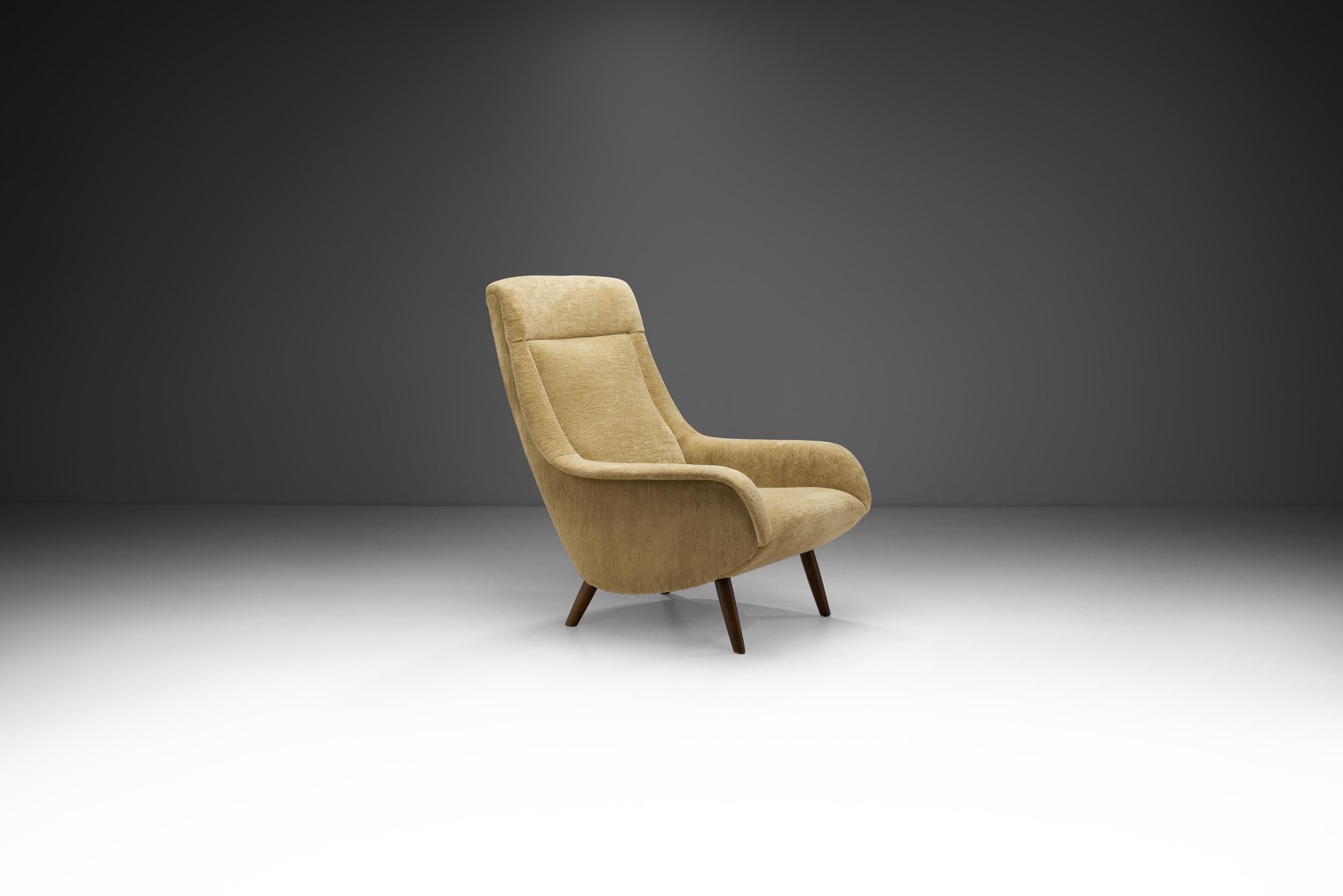 Mid-20th Century European Mid-Century Modern Lounge Chair with Beech Wood Legs, Europe 1960s For Sale