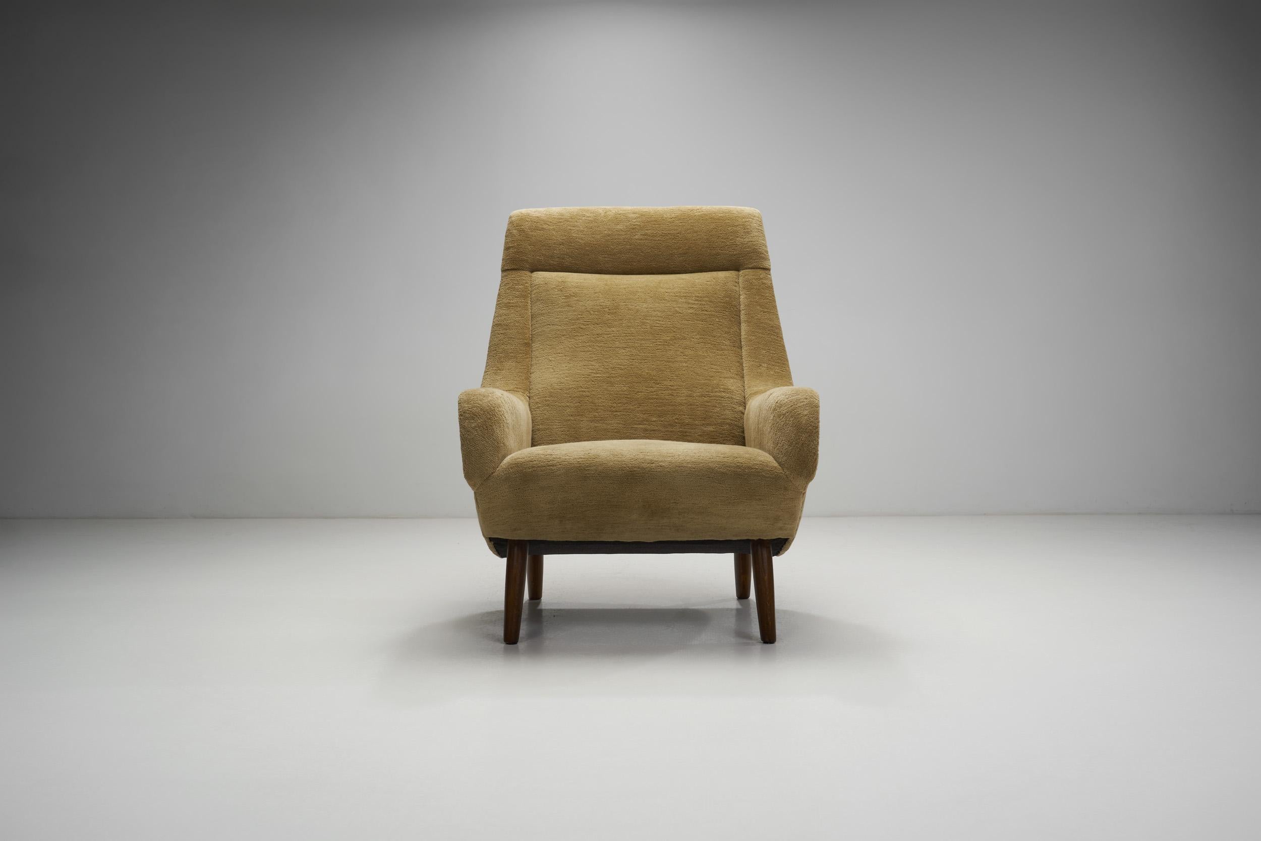 European Mid-Century Modern Lounge Chair with Beech Wood Legs, Europe 1960s 1