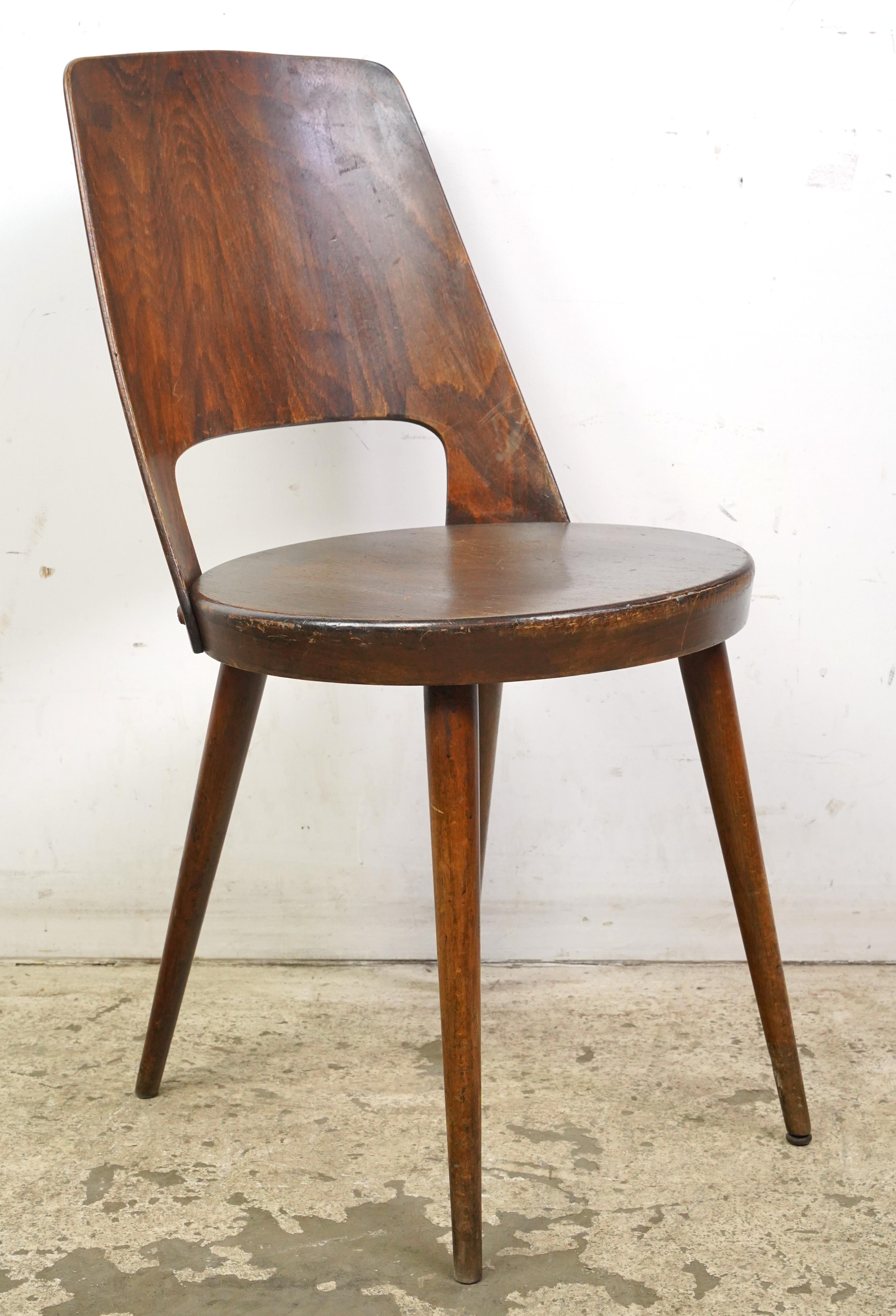 Chaise Baumann Mondor en bois de style moderne du milieu du siècle, avec un dossier incurvé et des détails découpés, une assise ronde et quatre pieds. L'état varie d'une chaise à l'autre dans le lot que nous avons acquis. Petite quantité disponible