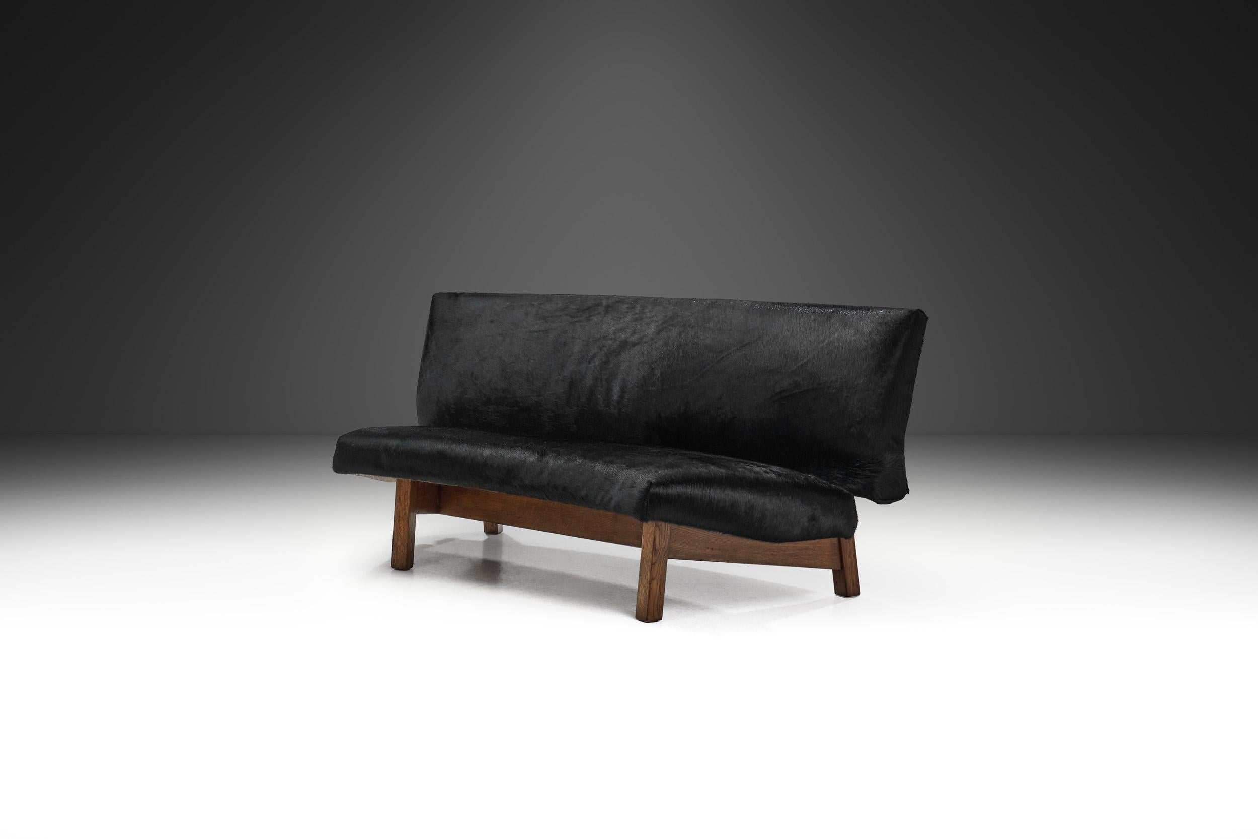 This unique curved sofa is simple and striking. Despite the understated, elegant colours, this model is still an accent piece that stands out thanks to its materials and appearance. The structure relies on an interior frame covered by the