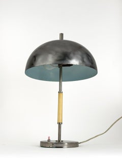 Lámpara de mesa europea de mediados de siglo, de chapa metálica, de alrededor de 1950