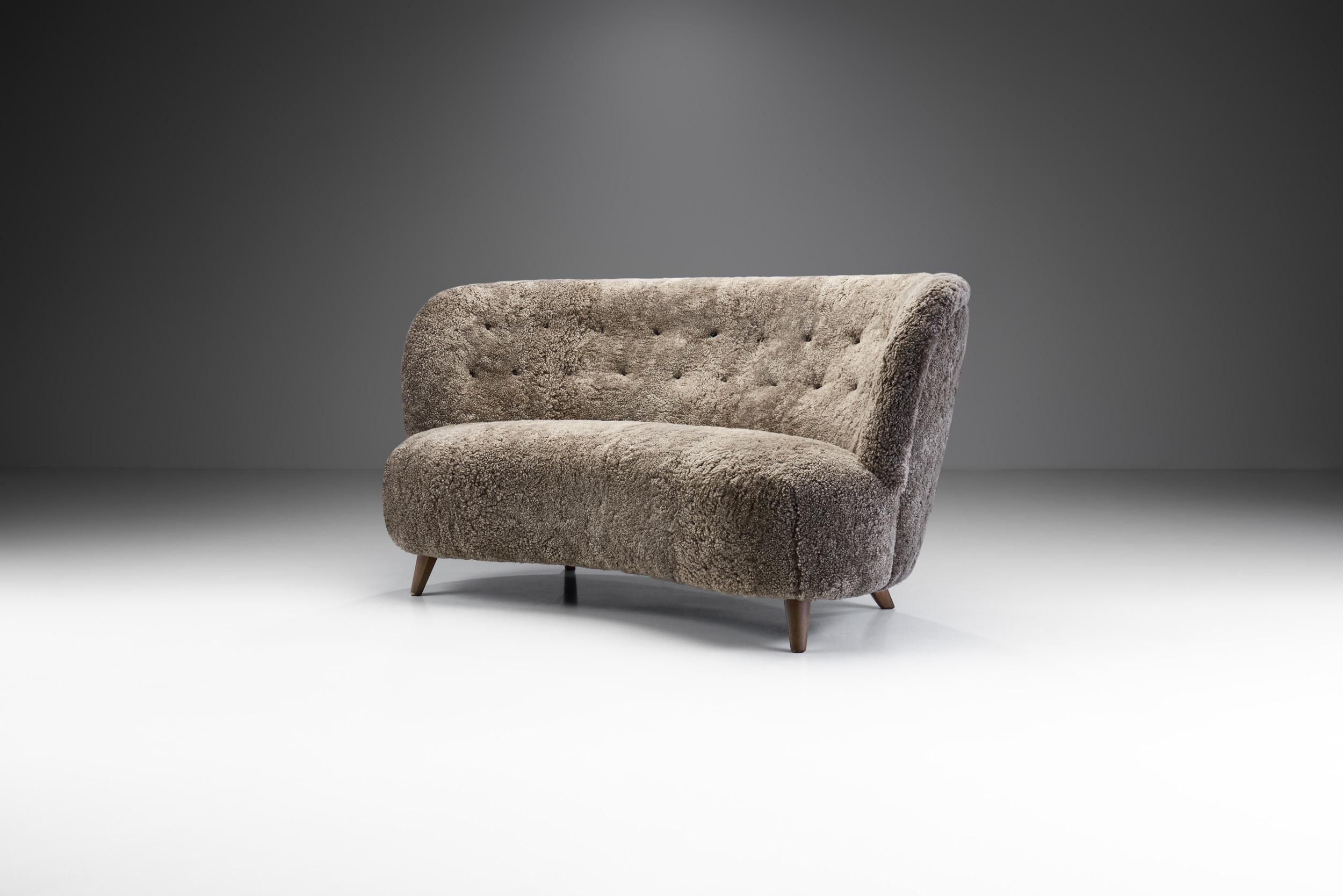 Mid-Century Modernism is a recognized term around the world, standing for the characteristic style of the furniture designs created during the mid-20th century. As this sofa shows, furniture created in this period is characterized by functionality,