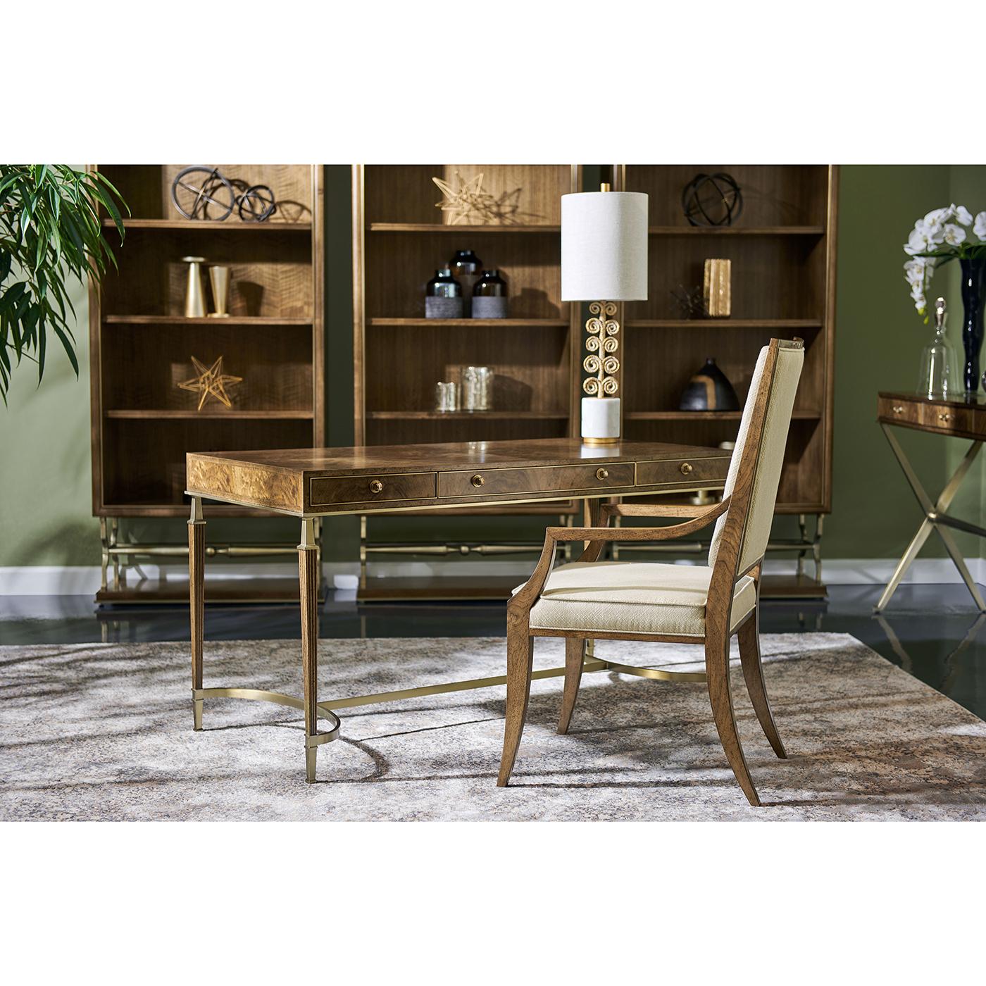 Questa scrivania presenta uno splendido piano impiallacciato in noce con un tradizionale motivo a libro. I suoi tre spaziosi cassetti offrono stile e funzionalità, unendo in modo perfetto l'archiviazione alla raffinatezza.

Poggiata su una base in