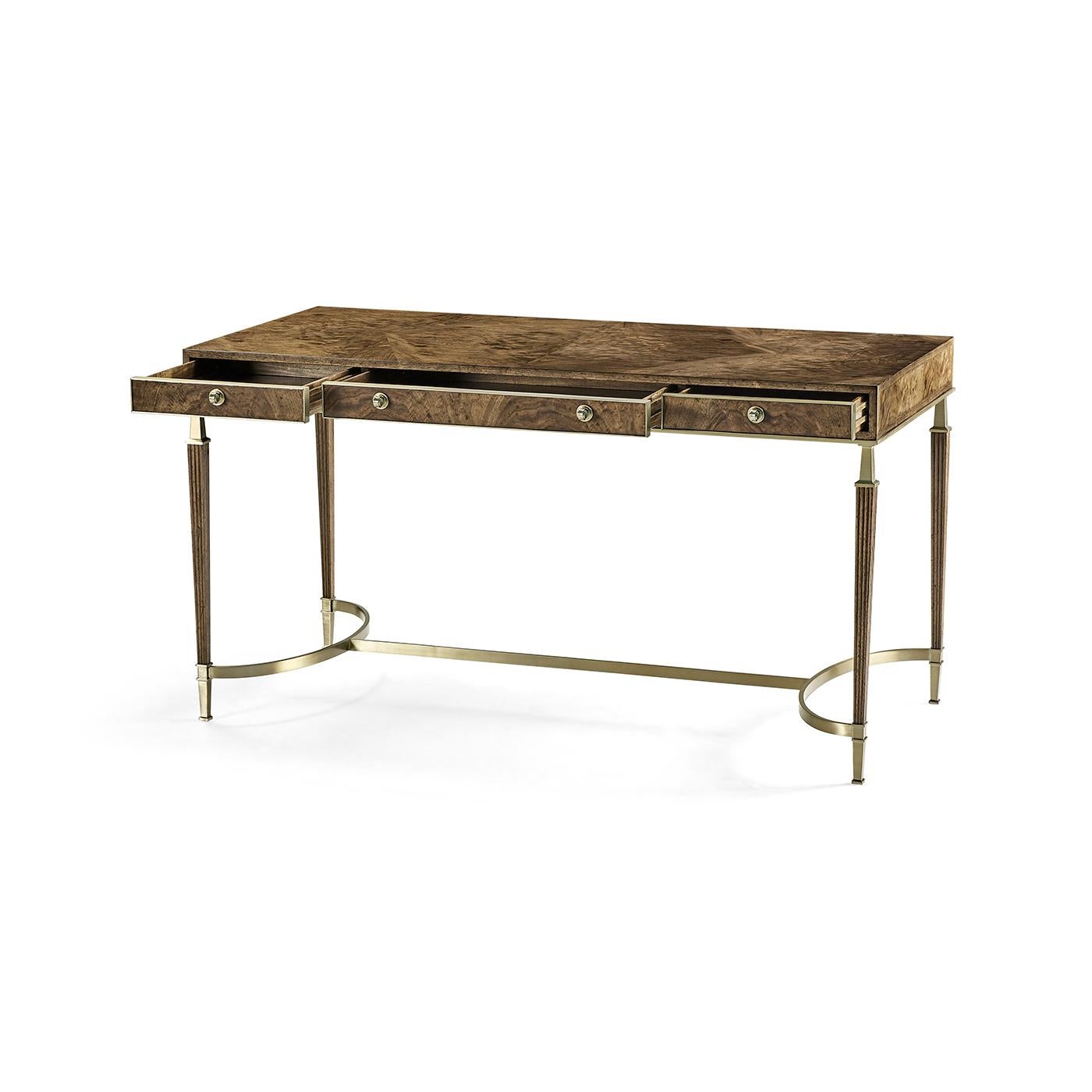 Mid-Century moderno Scrivania in noce della metà del secolo scorso in vendita