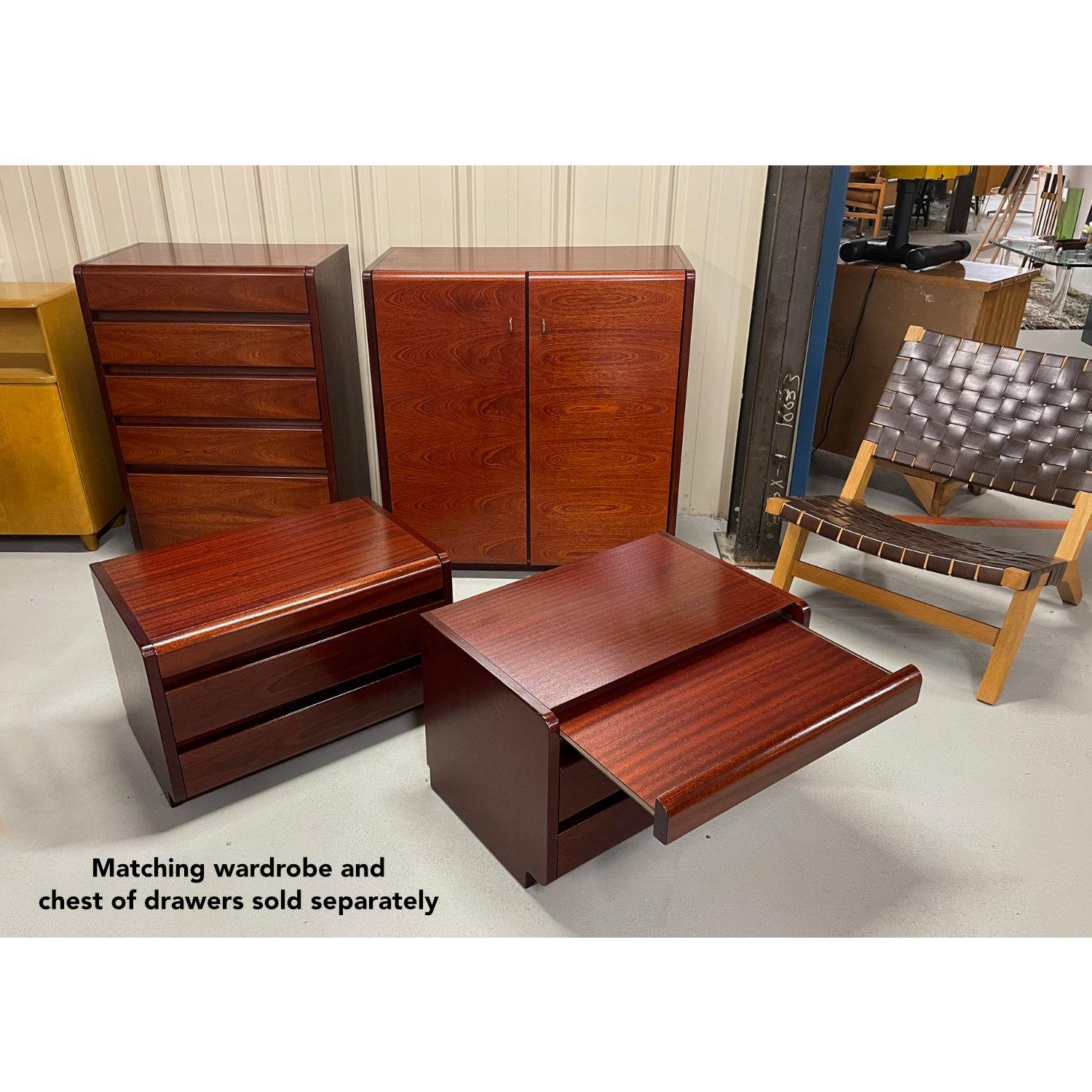 Europäische Moderne Palisander Nachttische im Zustand „Gut“ im Angebot in Chattanooga, TN