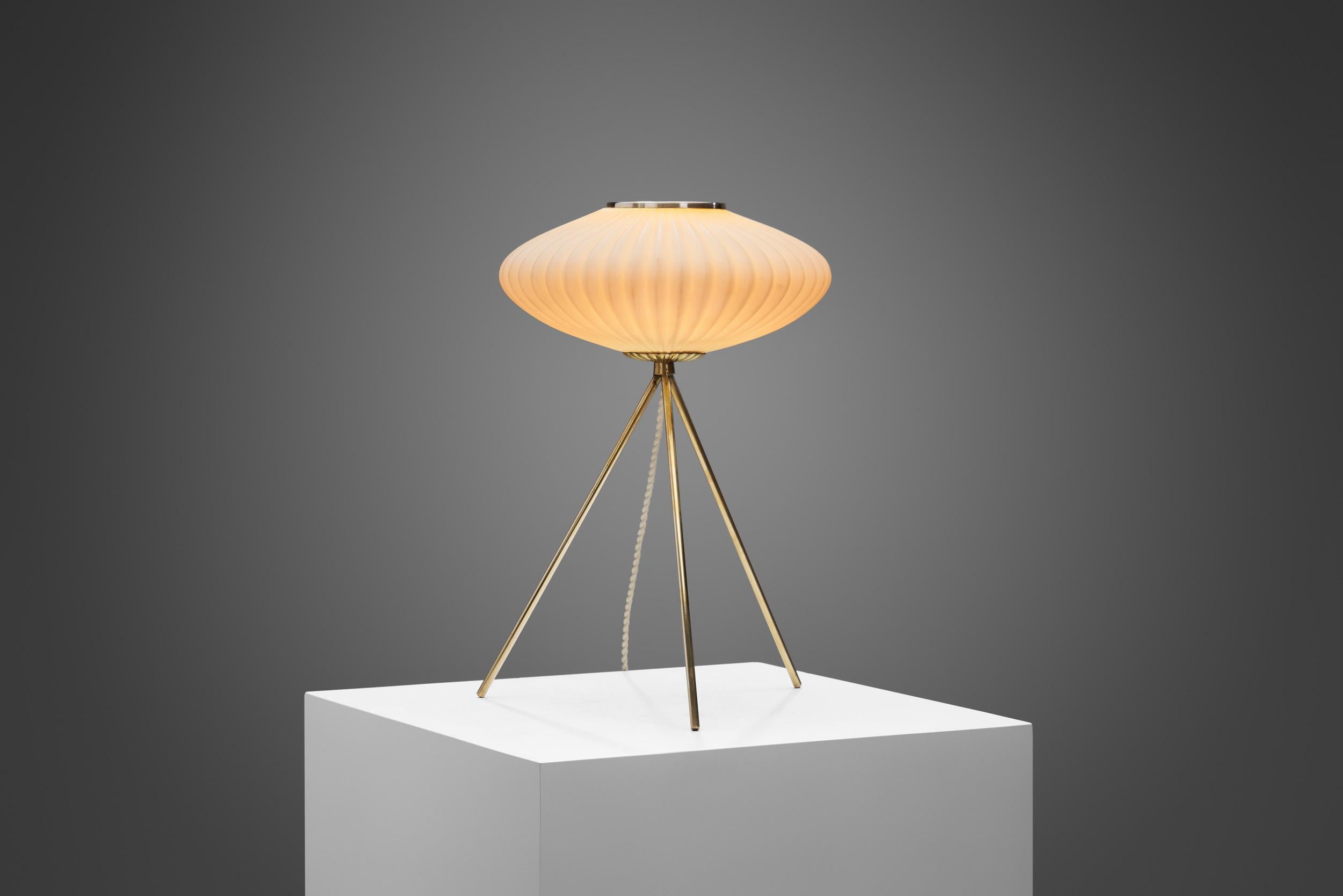 European Modern Tripod Table Lamp with Opal Glass Shade, Europe 1960s In Good Condition For Sale In Utrecht, NL