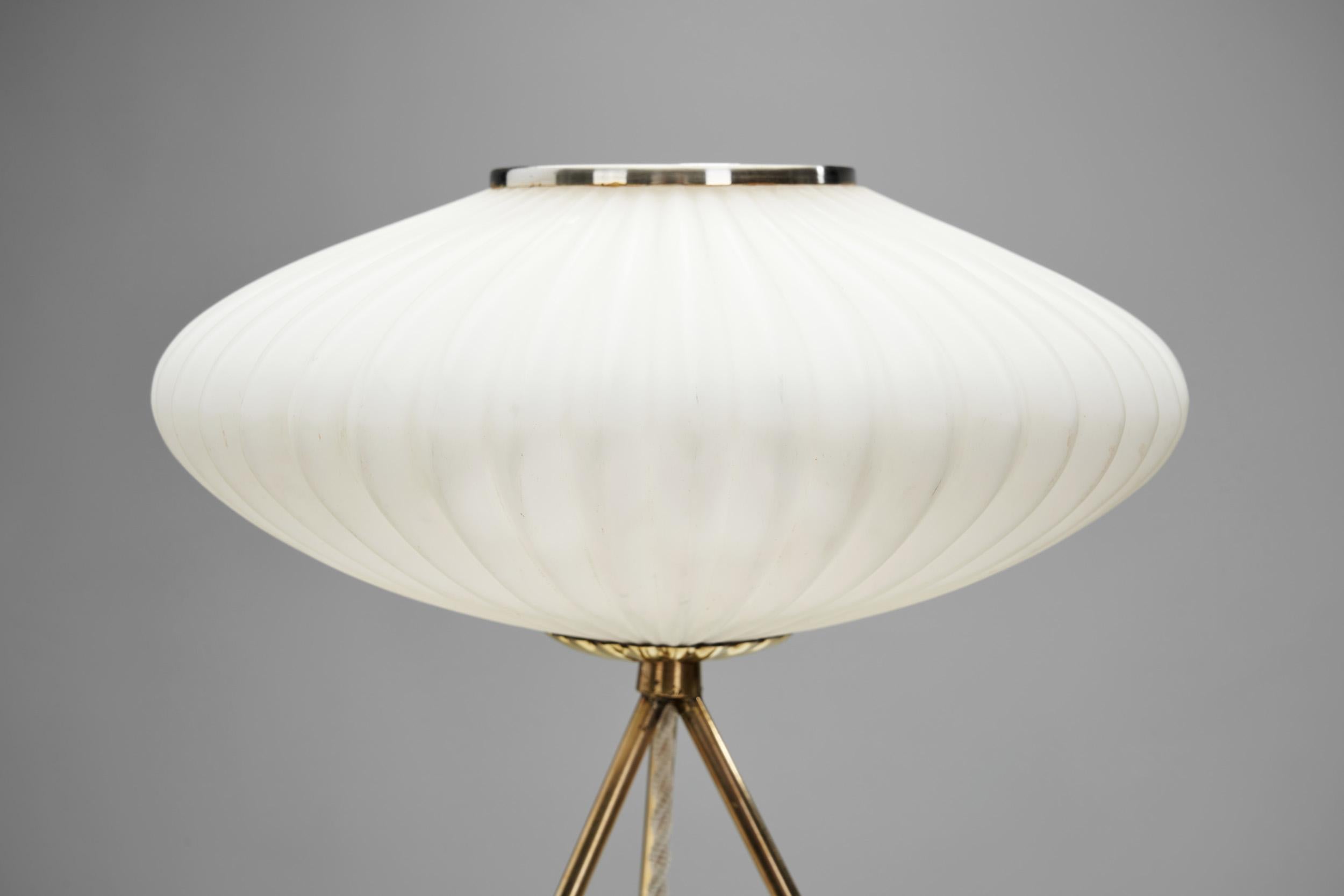 Lampe de bureau tripode moderne européenne avec abat-jour en verre opale, Europe, années 1960 en vente 1