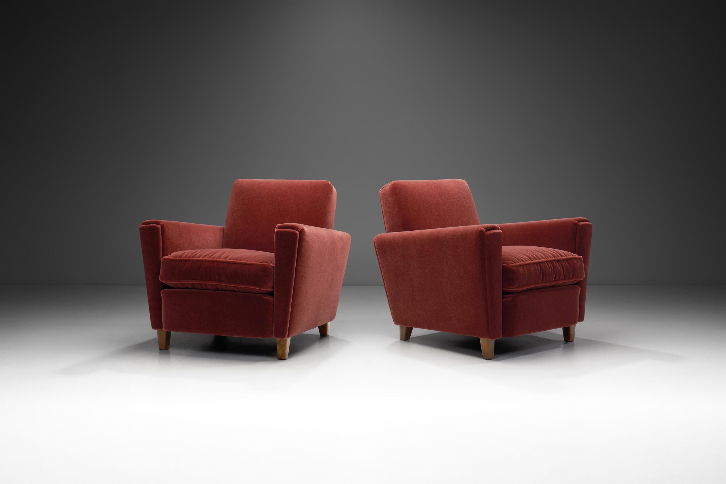 While the first half of the 1940s was still influenced by the designs of the previous decades, the second half set the stage for the Mid-Century Modern design of the 1950s that’s been still increasing in popularity. This pair has the best visual