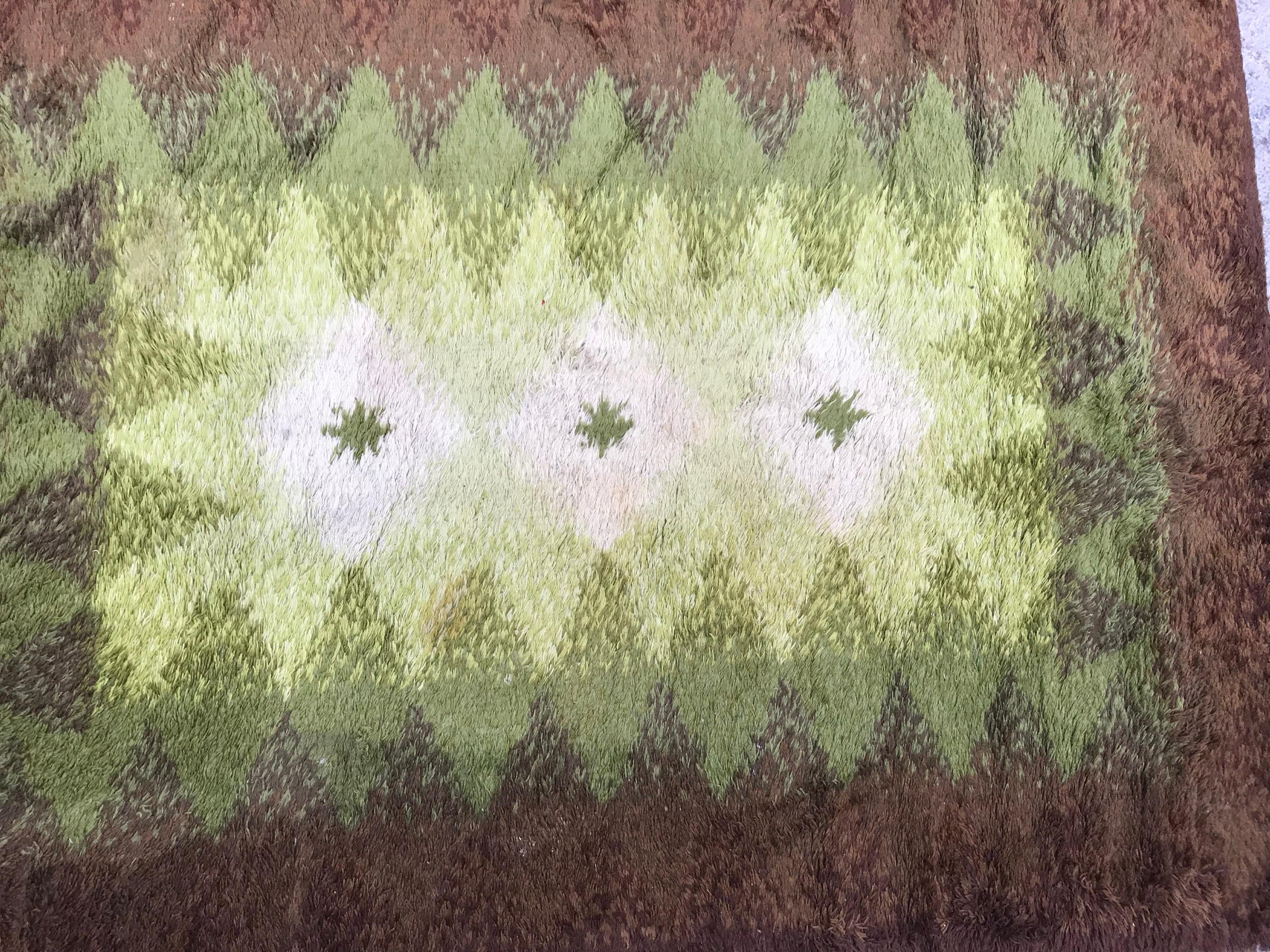 Exquisiter skandinavischer Teppich im Vintage-Stil der 1970er Jahre mit einem atemberaubenden modernen Design, satten Braun- und Grüntönen und aus hochwertigem mechanischem Gewebe gefertigt. Dieses einzigartige Stück zeigt Wollsamt auf einer