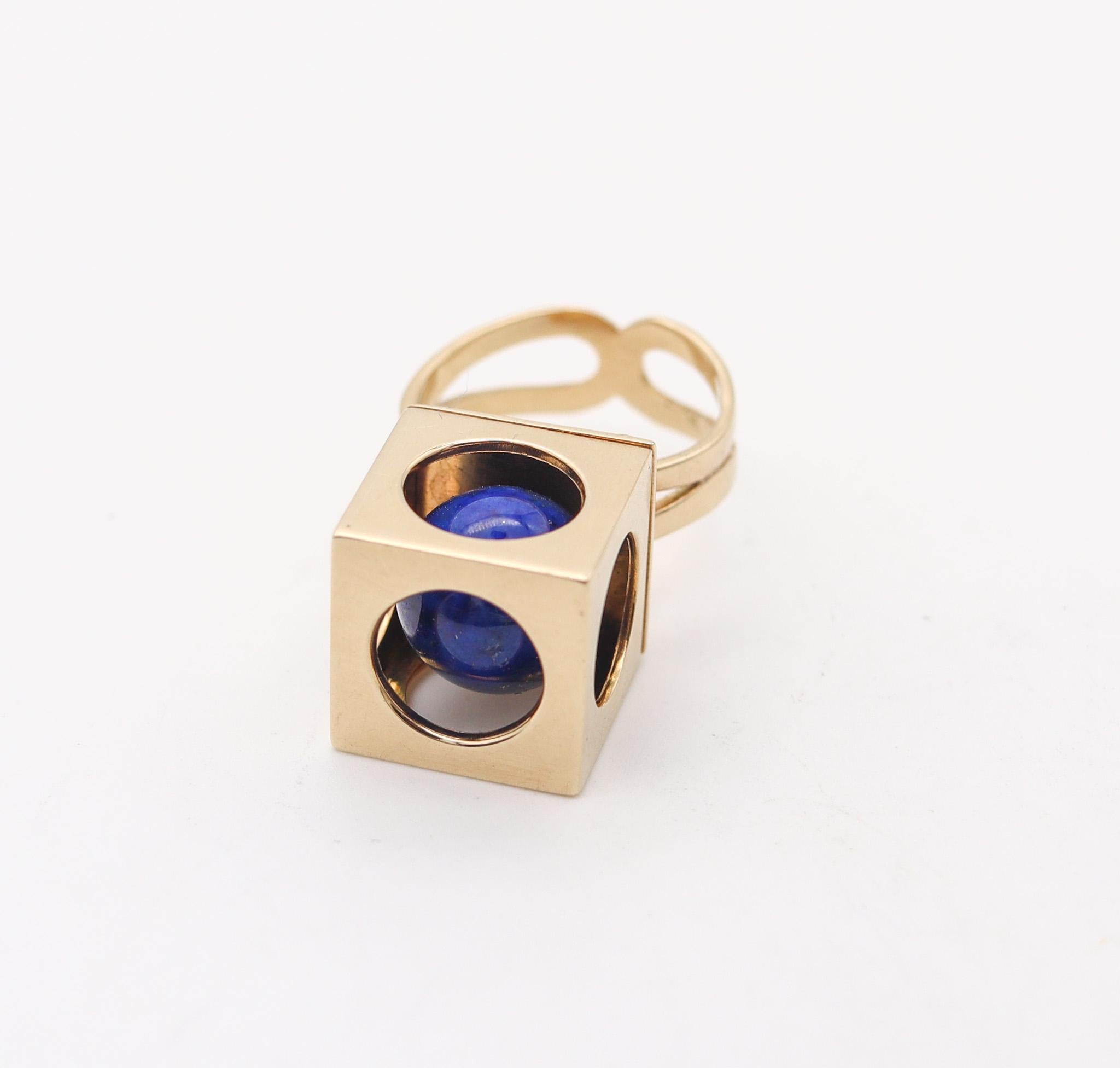 European Modernist 1970 Sculptural Ring In 14Kt Yellow Gold With Lapis Lazuli In Excellent Condition For Sale In Miami, FL