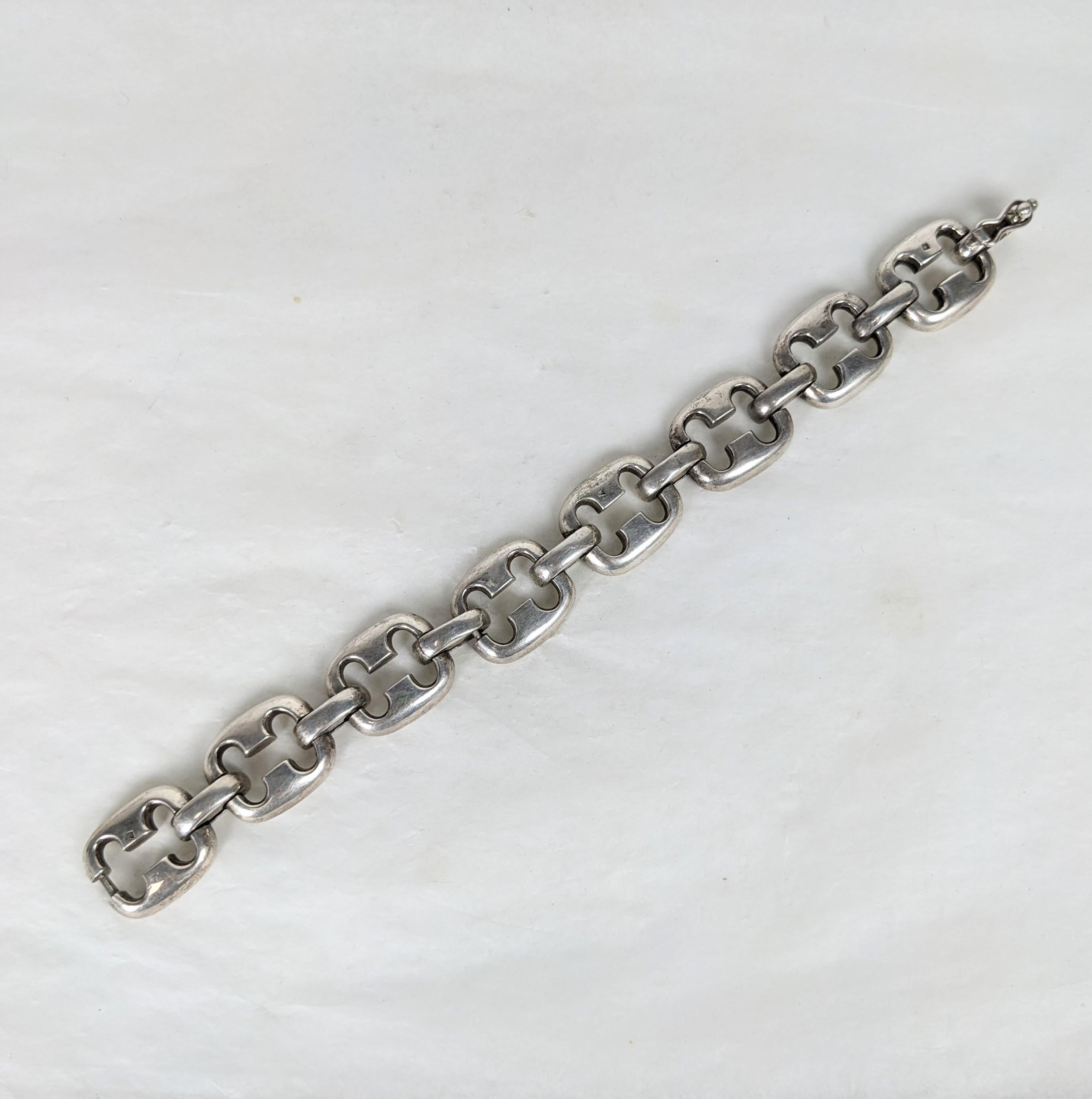 Bracelet en argent à maillons, de style moderniste européen, datant des années 1960. Maillons en argent très lourds de style moderniste convenant à tout le monde. Verrouillage de sécurité. 8