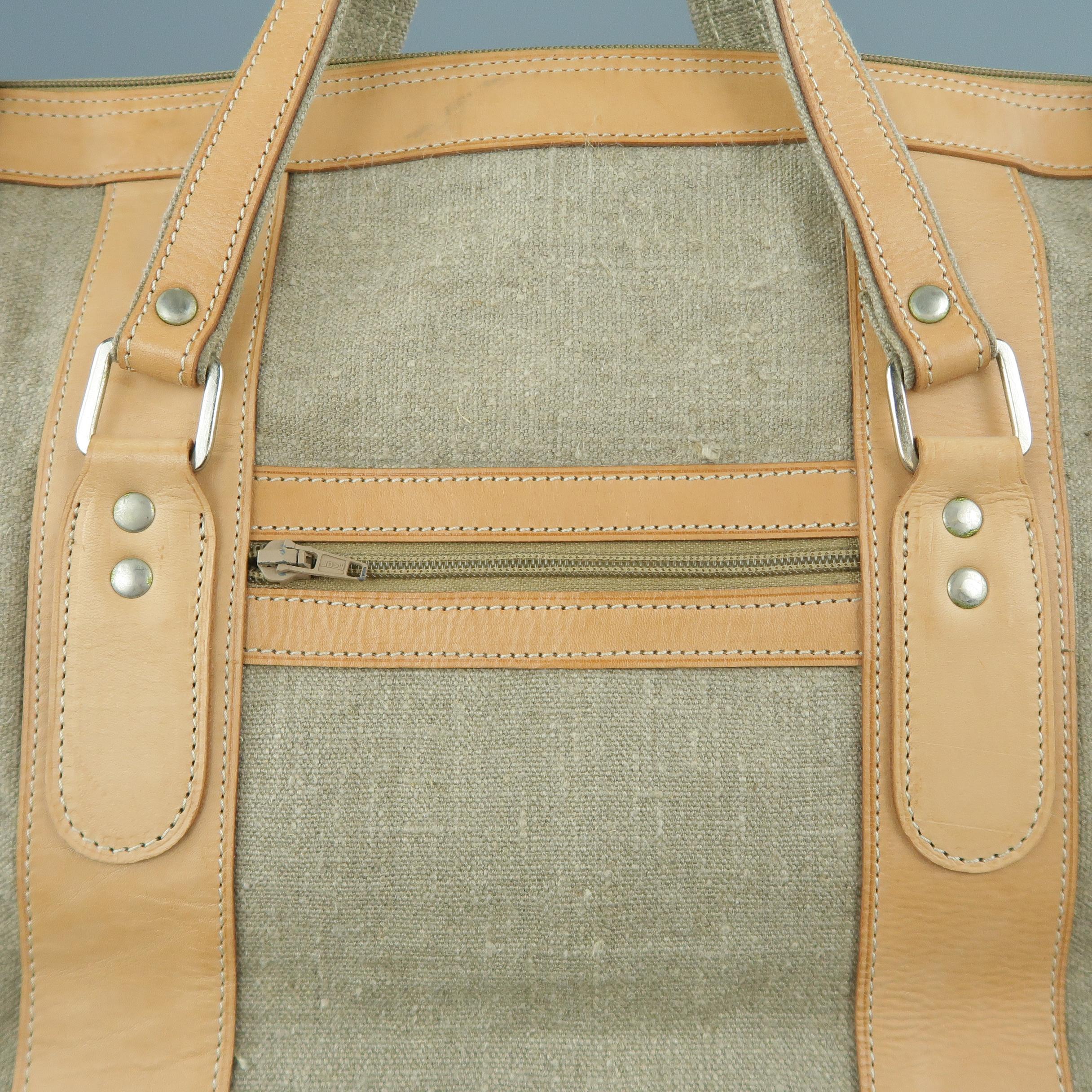 EUROPEN NATURAL LEATHER BAG of LOS ANGELES weekender travel bag comes in gray textured canvas with natural vachetta beige leather details, double top handles, and top zip closure with double buckle straps. Made in Poland.
 
Very Good Pre-Owned