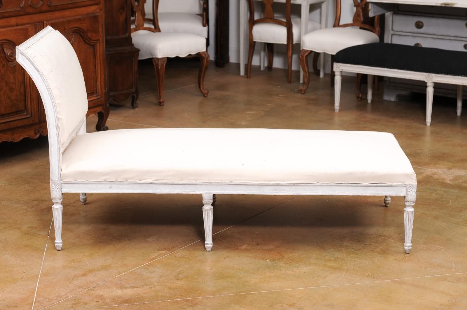 European Neoclassical 1830s Painted Daybed with Carved Rosettes and Fluted Legs For Sale 5