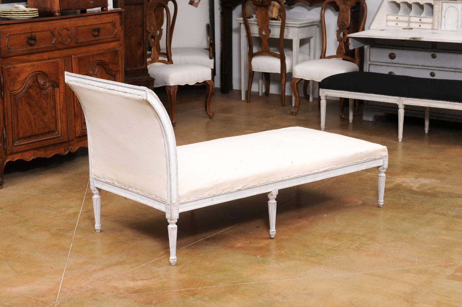 European Neoclassical 1830s Painted Daybed with Carved Rosettes and Fluted Legs For Sale 6