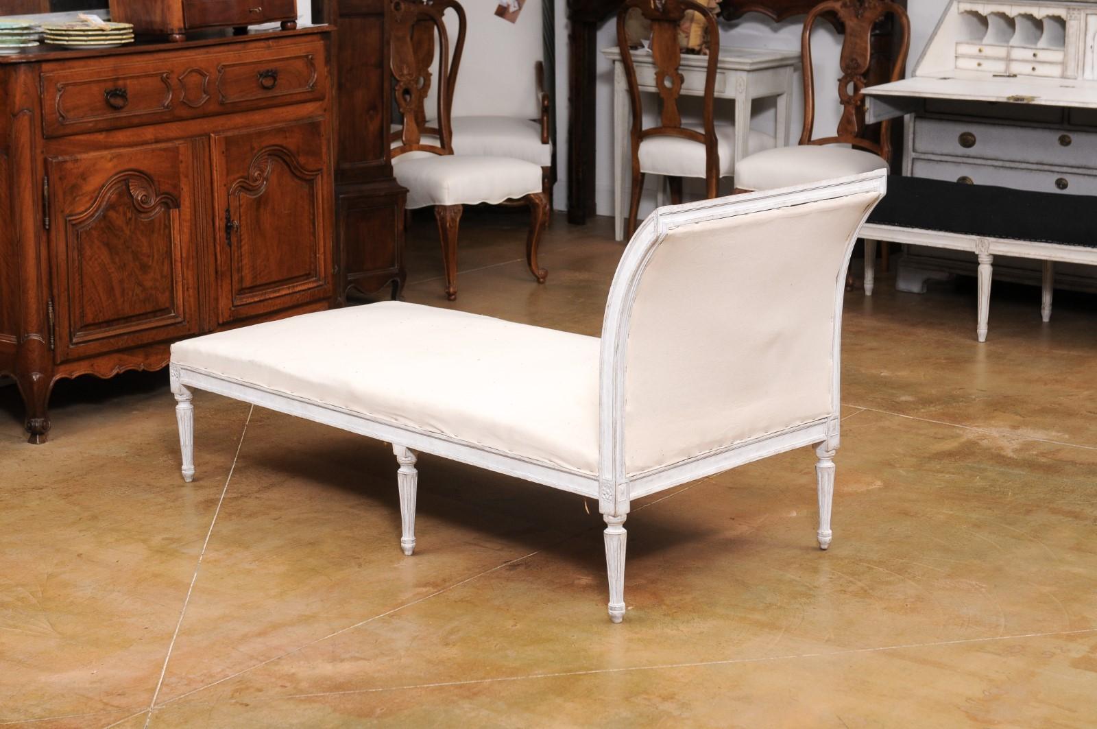 European Neoclassical 1830s Painted Daybed with Carved Rosettes and Fluted Legs For Sale 8