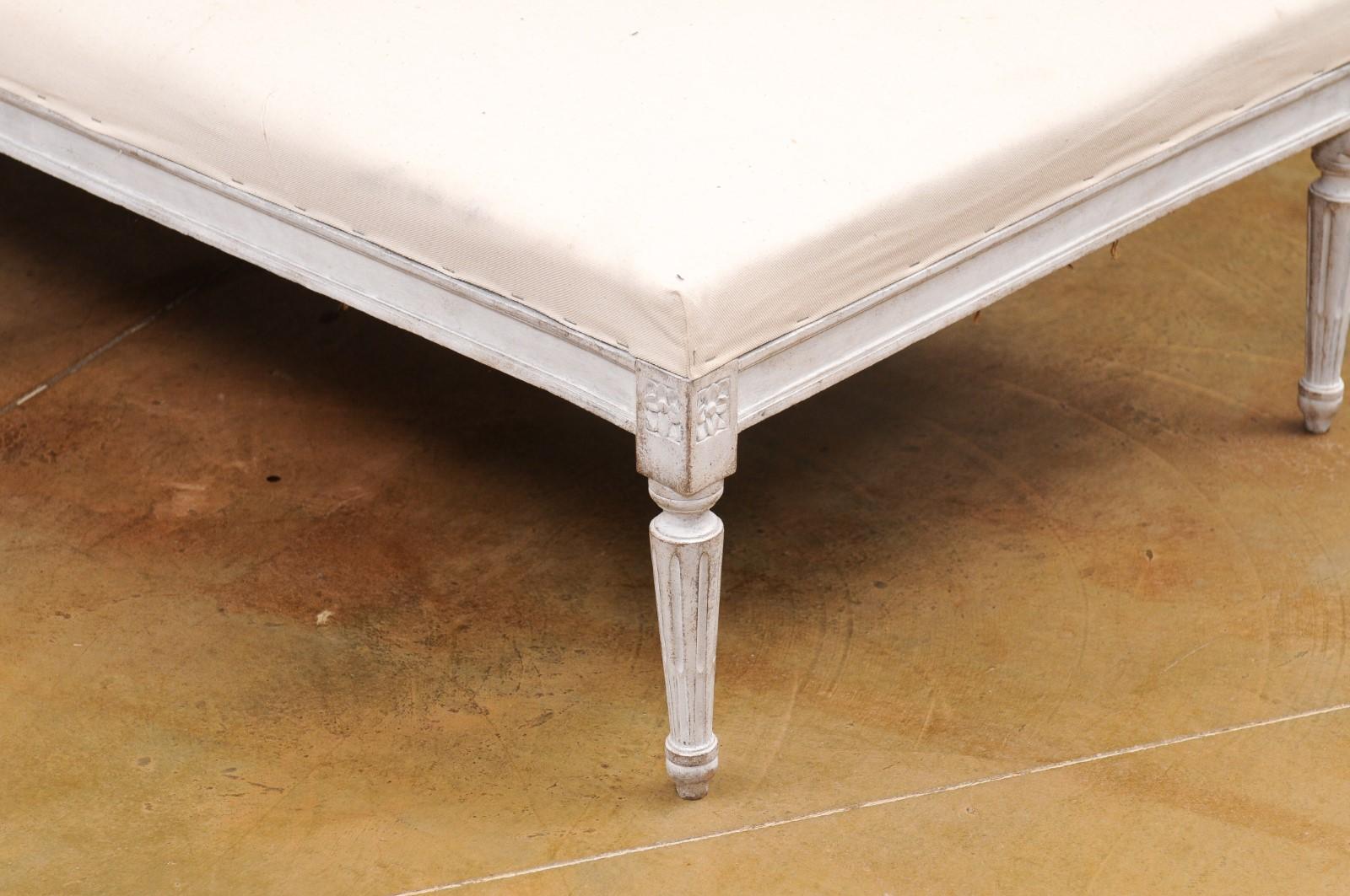 European Neoclassical 1830s Painted Daybed with Carved Rosettes and Fluted Legs In Good Condition For Sale In Atlanta, GA