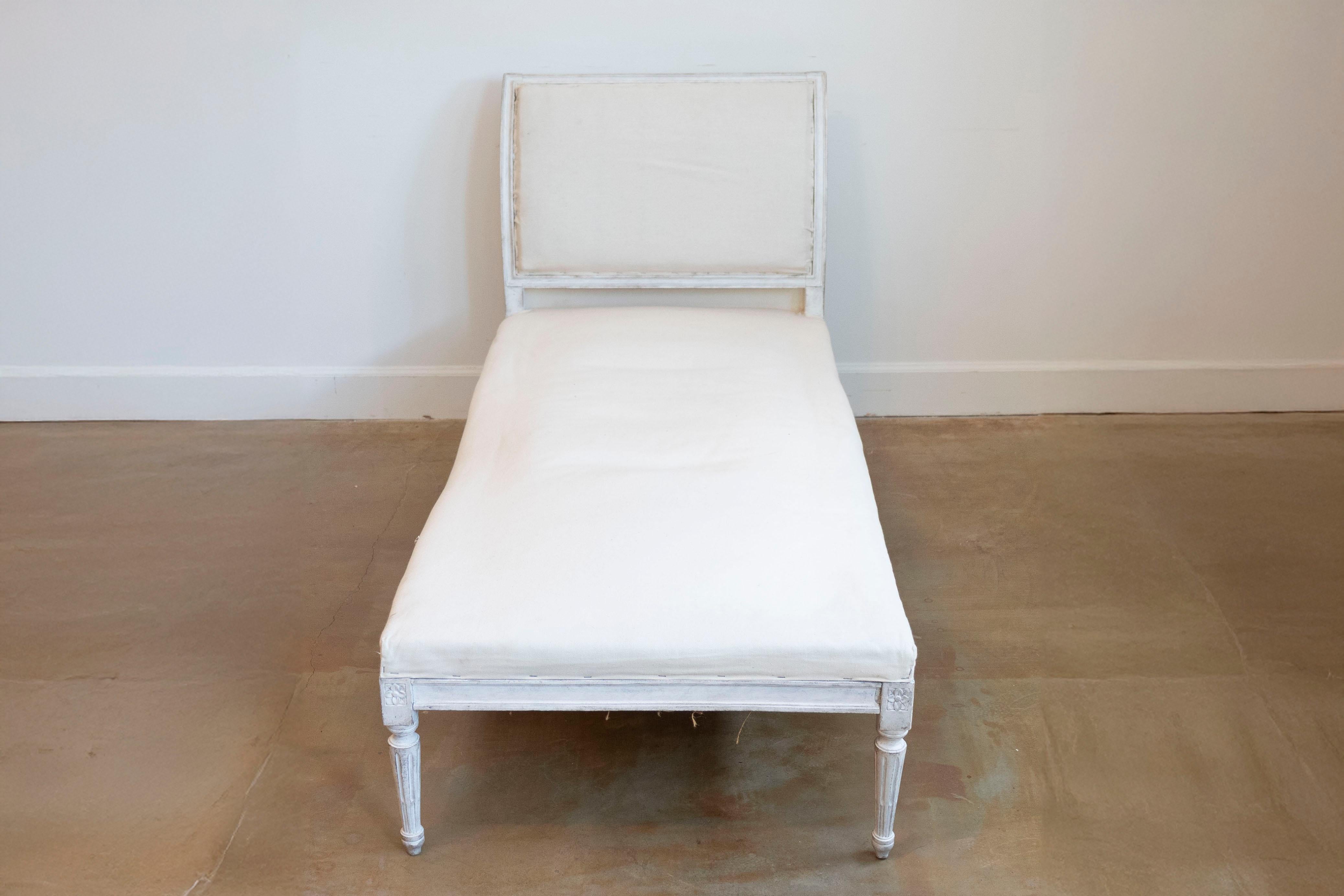 Néoclassique European Neoclassical 1830s Painted Daybed with Carved Rosettes and Fluted Legs en vente