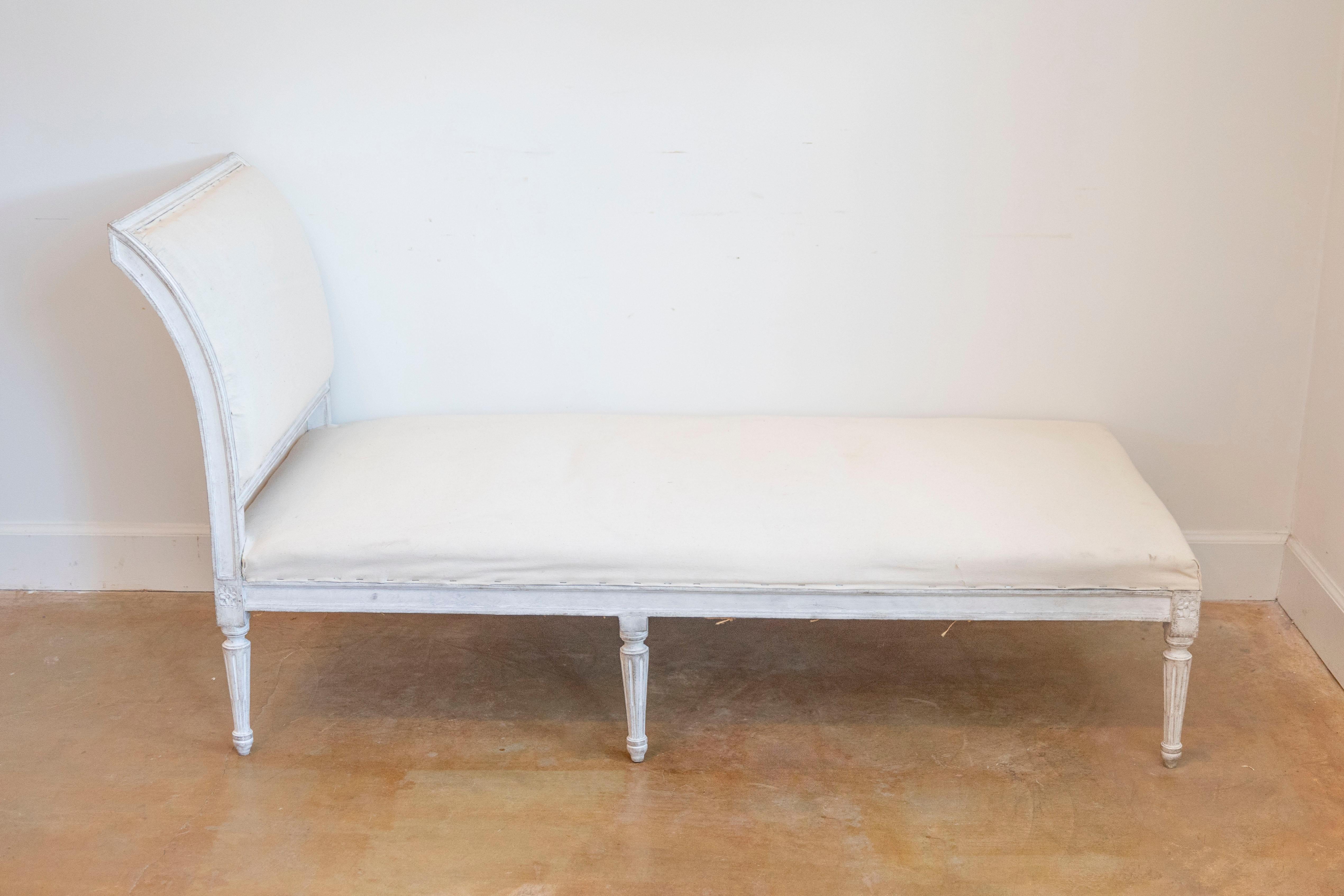 Européen European Neoclassical 1830s Painted Daybed with Carved Rosettes and Fluted Legs en vente