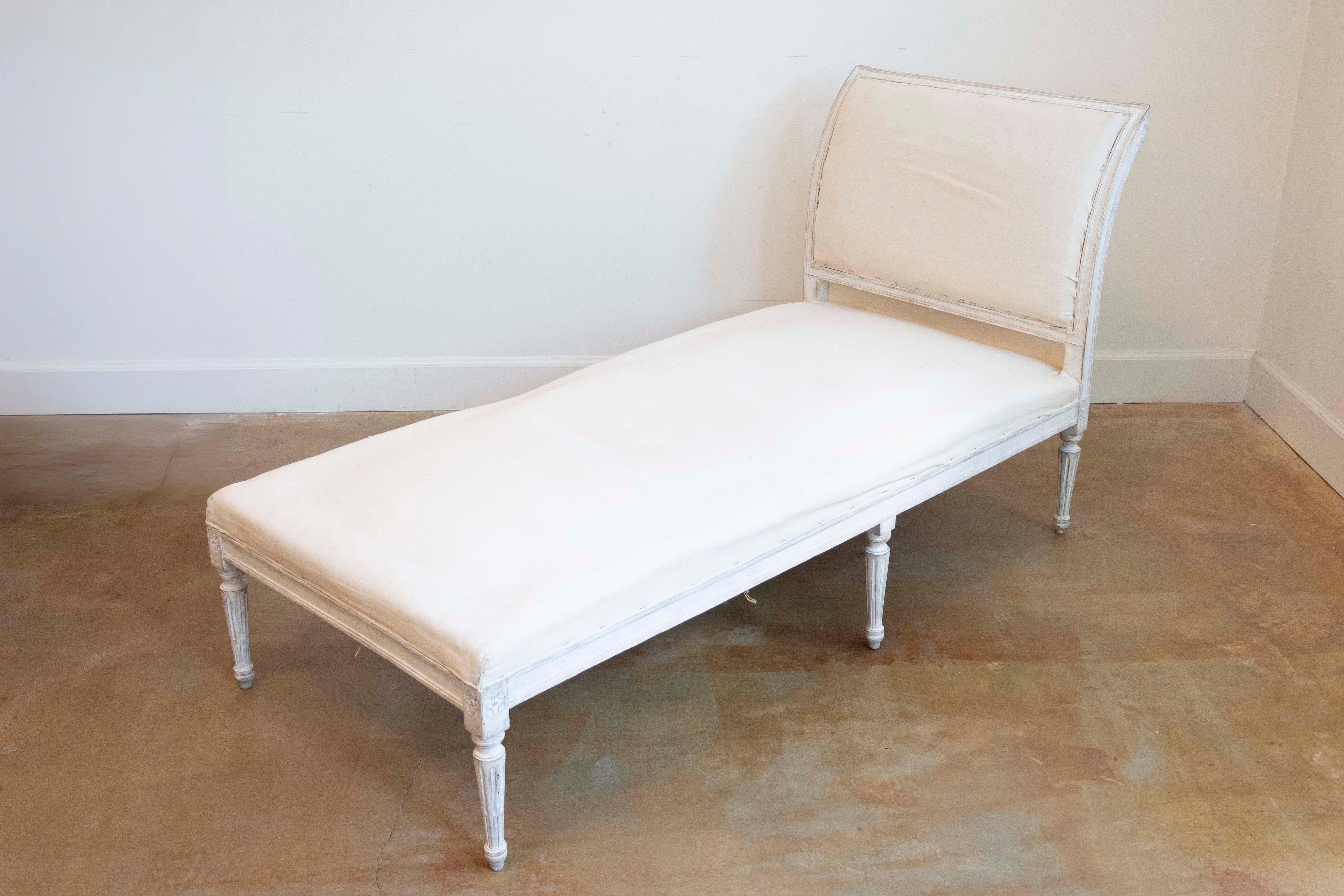 Sculpté European Neoclassical 1830s Painted Daybed with Carved Rosettes and Fluted Legs en vente