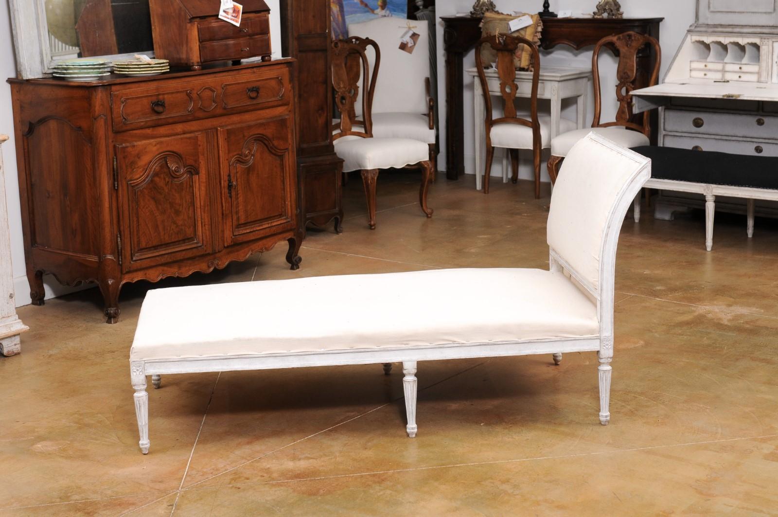 European Neoclassical 1830s Painted Daybed with Carved Rosettes and Fluted Legs For Sale 1