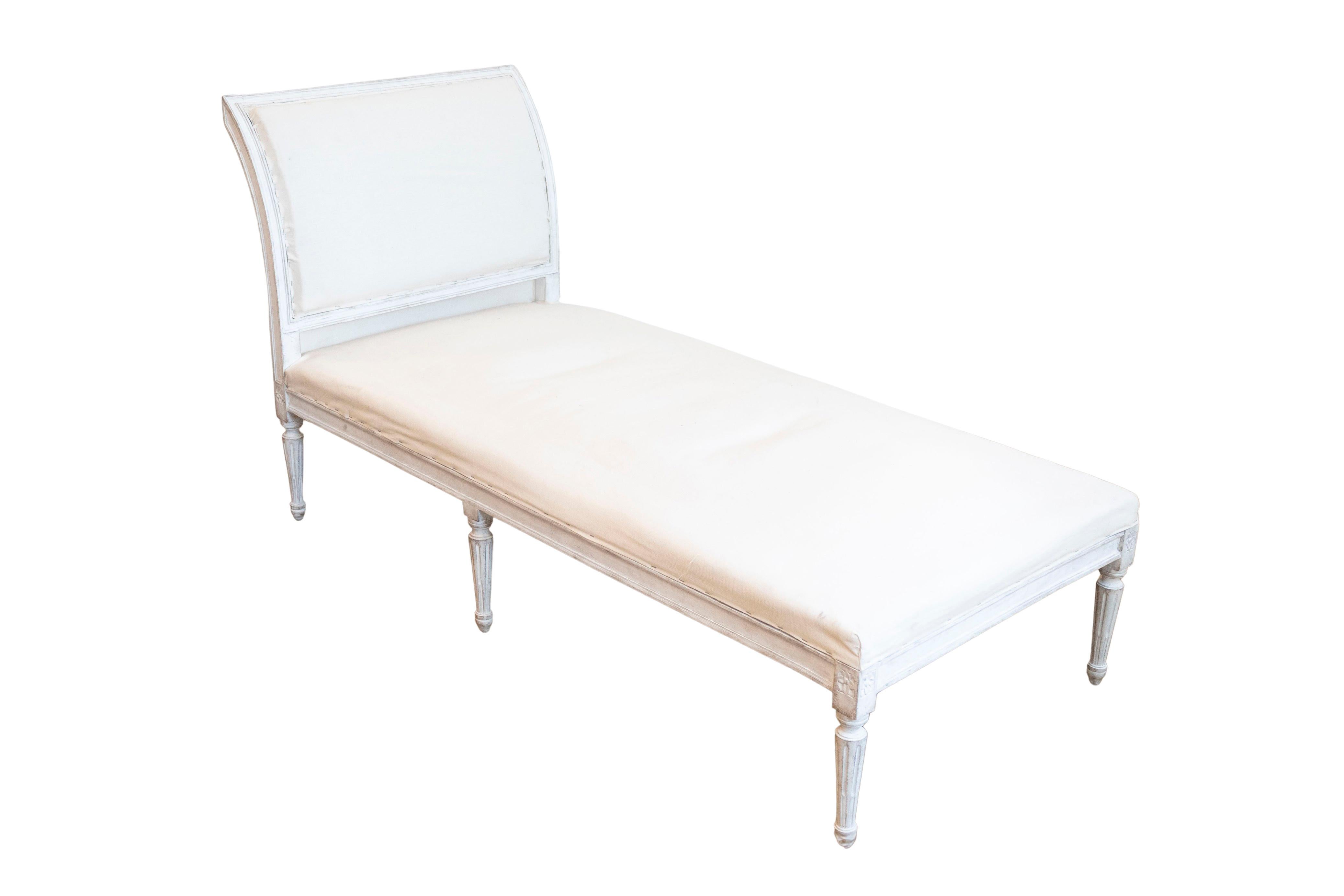 European Neoclassical 1830s Painted Daybed with Carved Rosettes and Fluted Legs