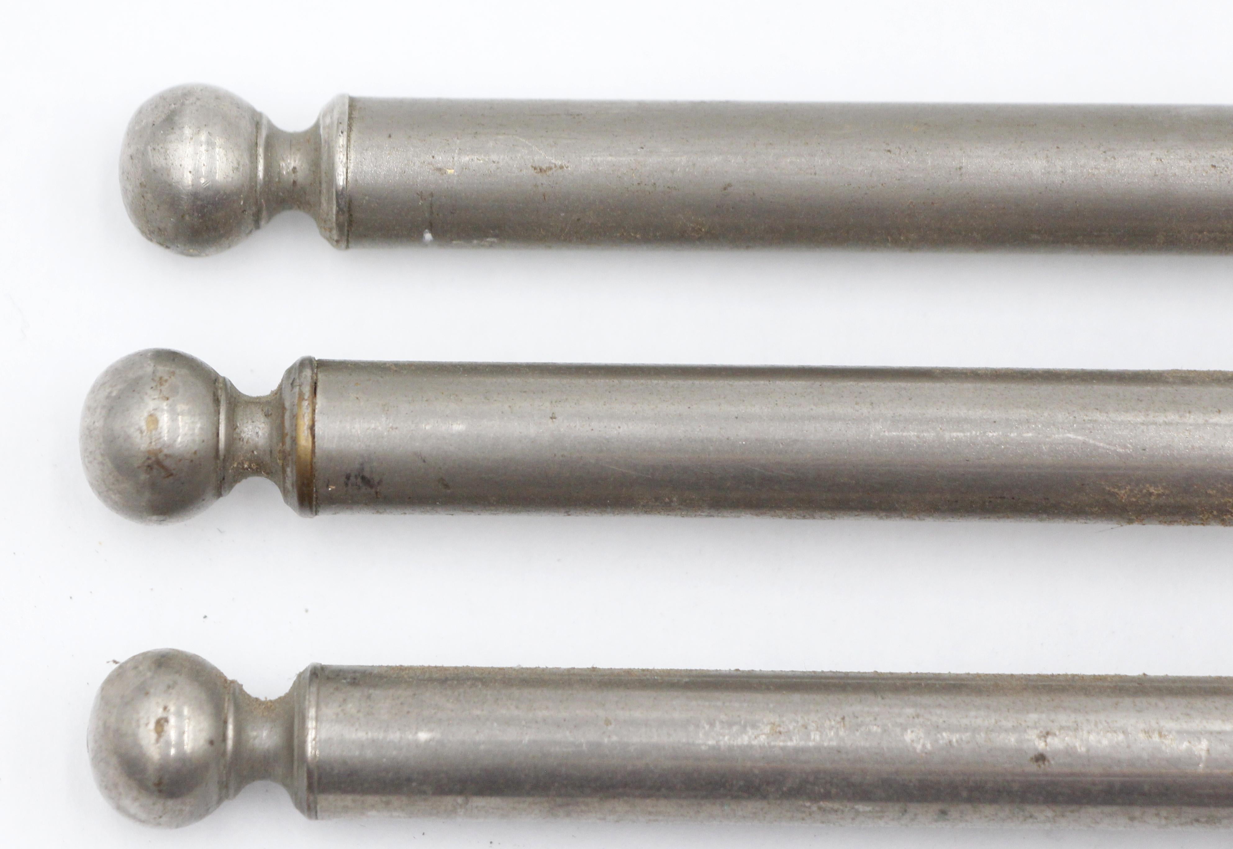 Porte-serviettes mural pivotant à trois bras en laiton finition nickel. Les vis de montage d'origine ne sont pas disponibles. Bon état avec une usure mineure. Un disponible. Veuillez noter que cet article se trouve dans nos locaux de Scranton, en