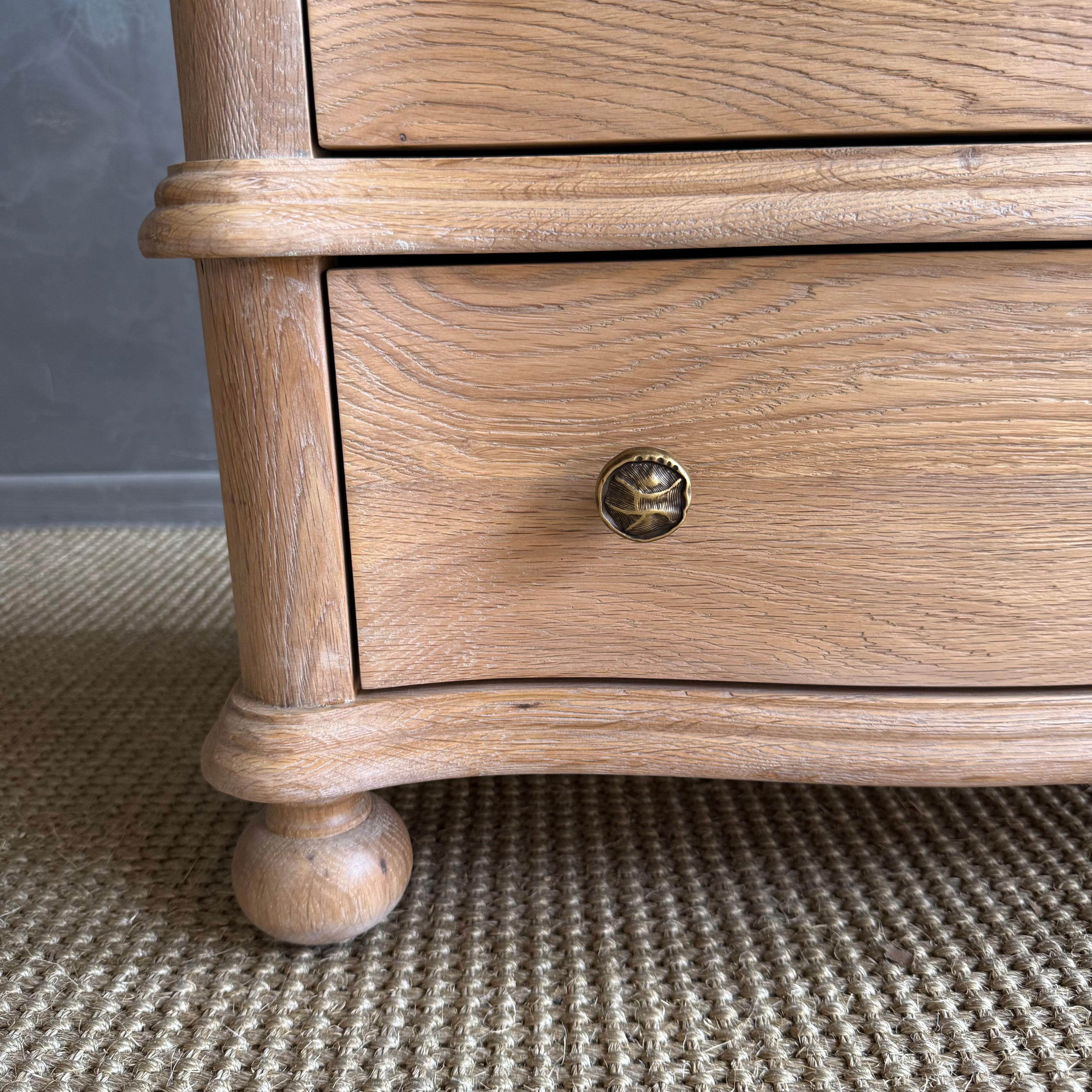 European Oak Night Stand with 3 Drawers (Eichenholz) im Angebot