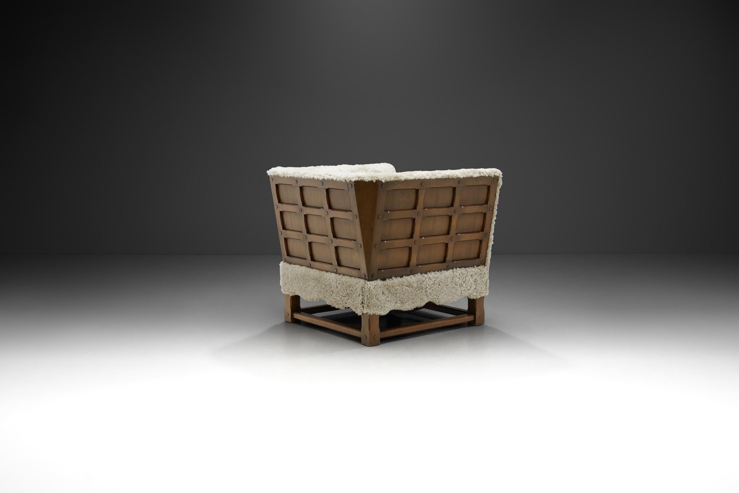European Oak Panelled Box Chair in Sheepskin, Europe, 1940s In Good Condition For Sale In Utrecht, NL
