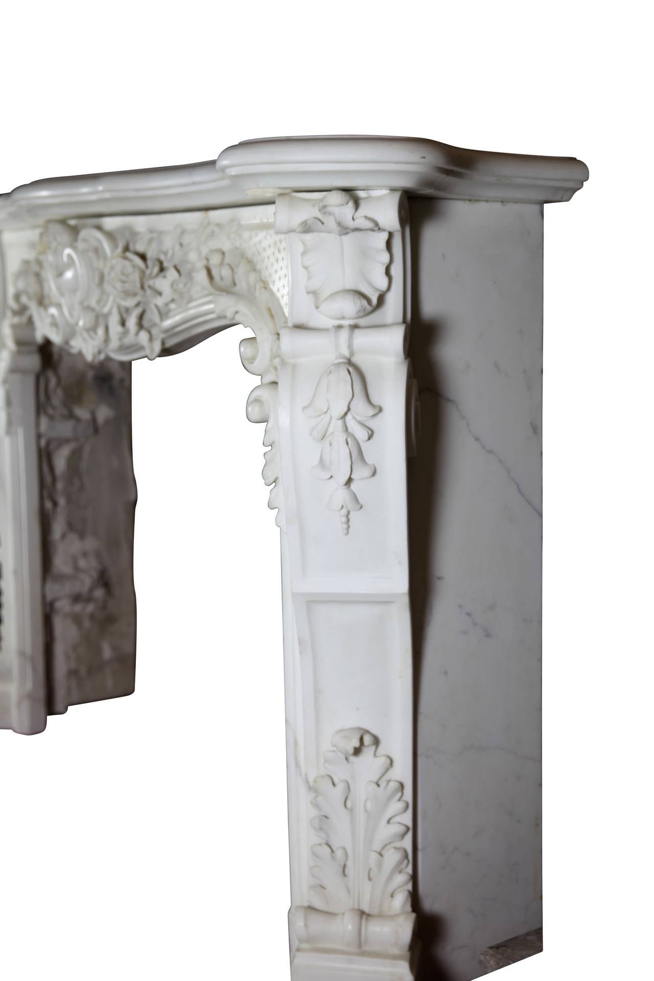 Revestimiento de chimenea europeo de mármol estatuario blanco opulento en venta 2