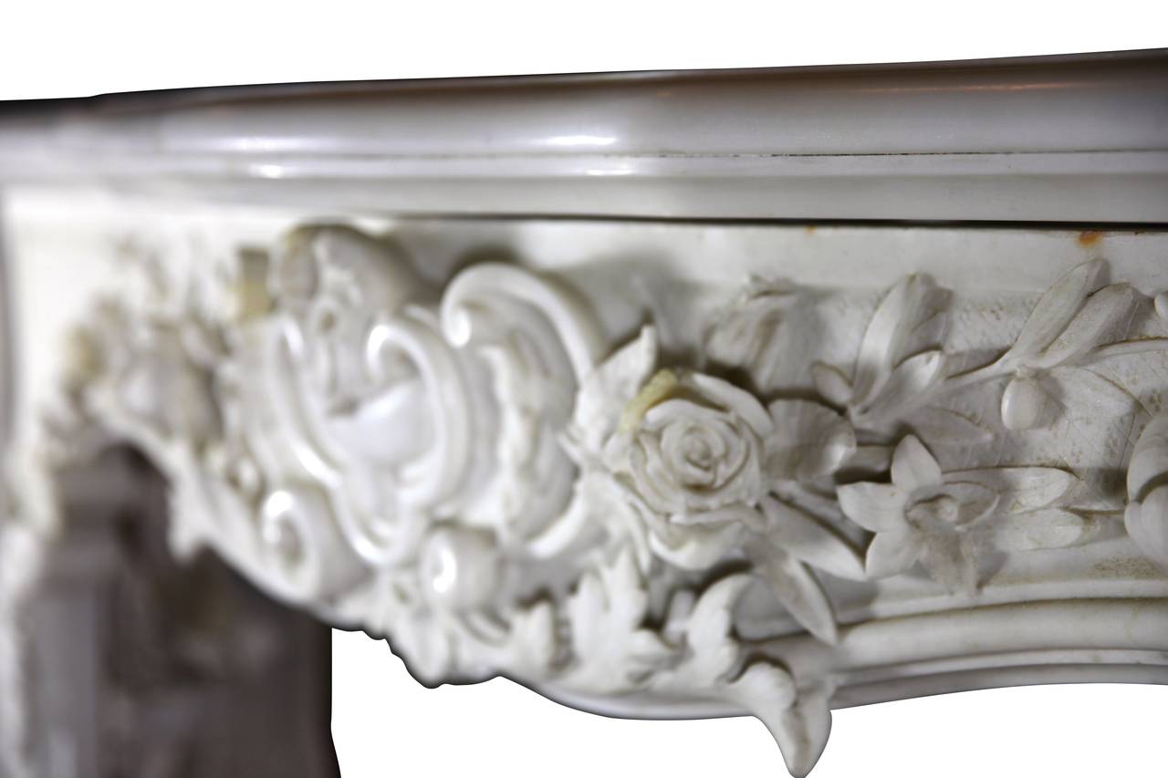 European Opulent White Statuary Marble Fireplace Surround In Good Condition For Sale In Beervelde, BE