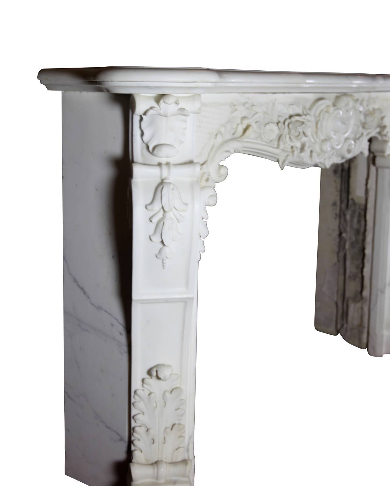 Revestimiento de chimenea europeo de mármol estatuario blanco opulento en venta 1
